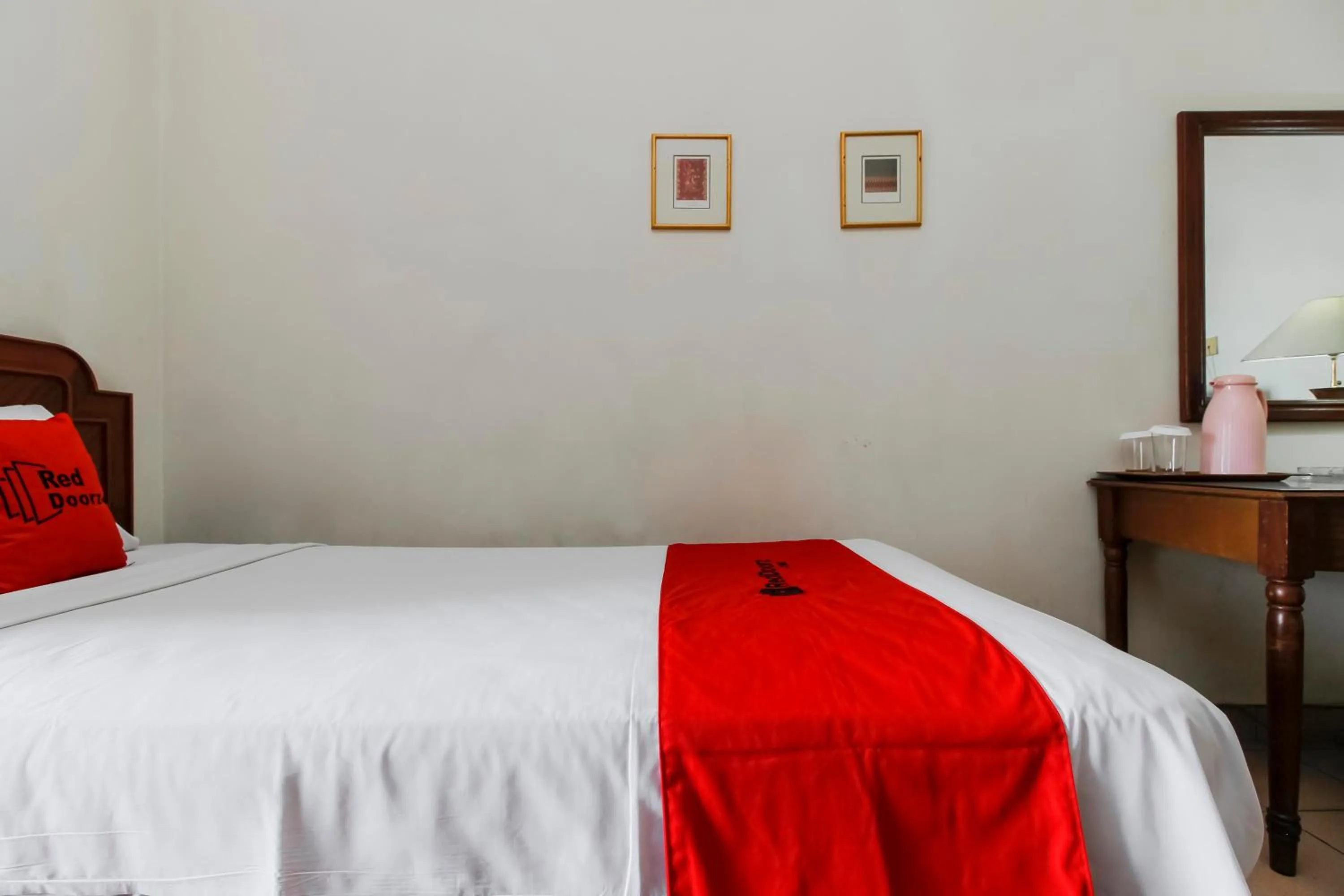 Bed in RedDoorz Plus at Pitagiri GBK Senayan