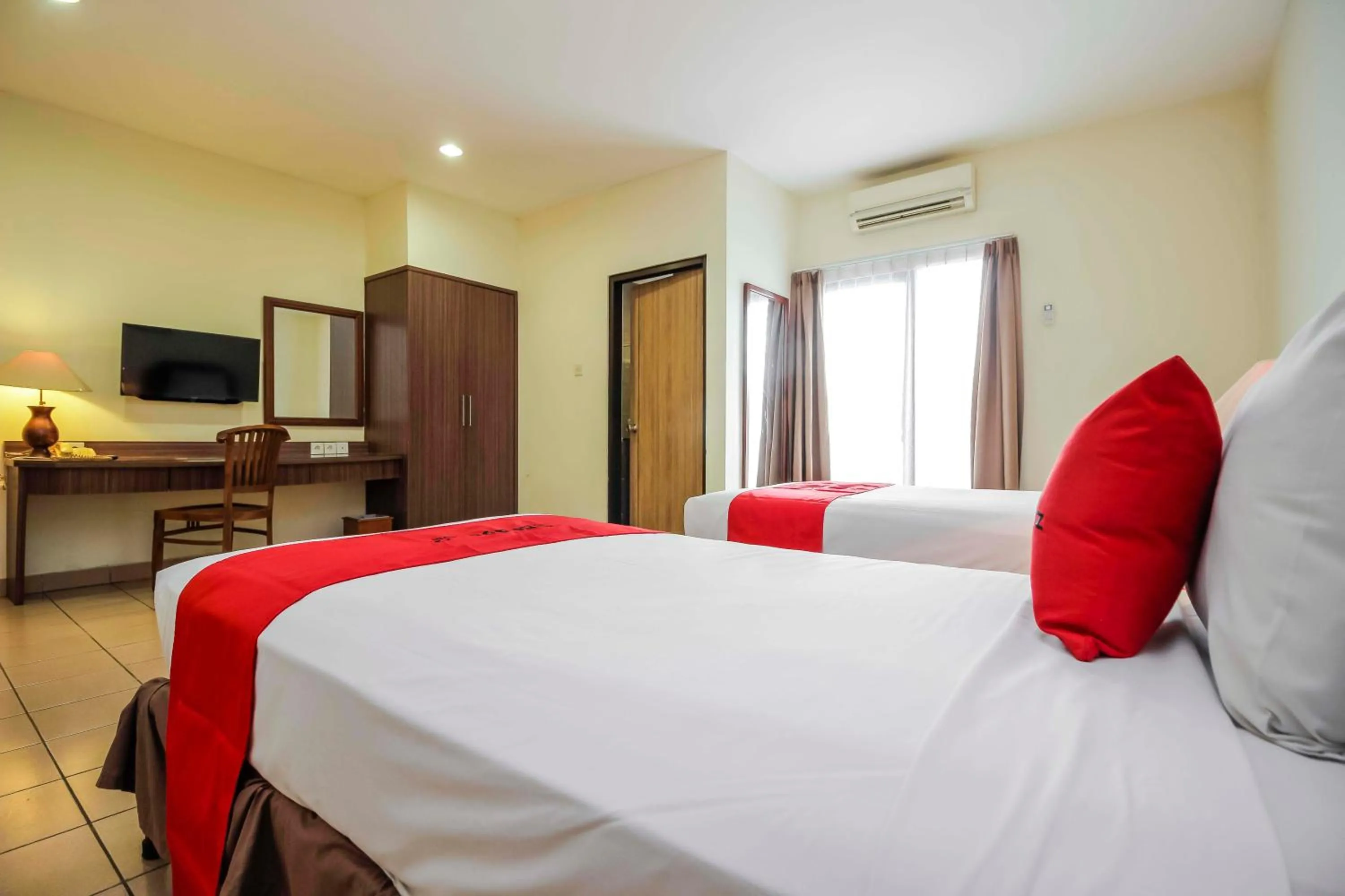 Bed in RedDoorz Plus at Pitagiri GBK Senayan