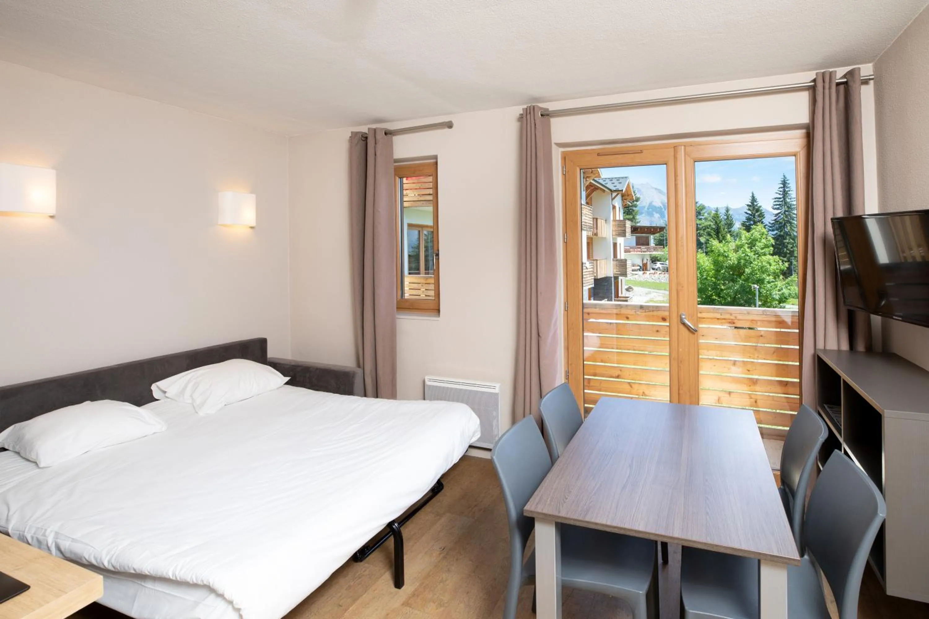 Living room, Bed in SOWELL RESIDENCES Pra Loup