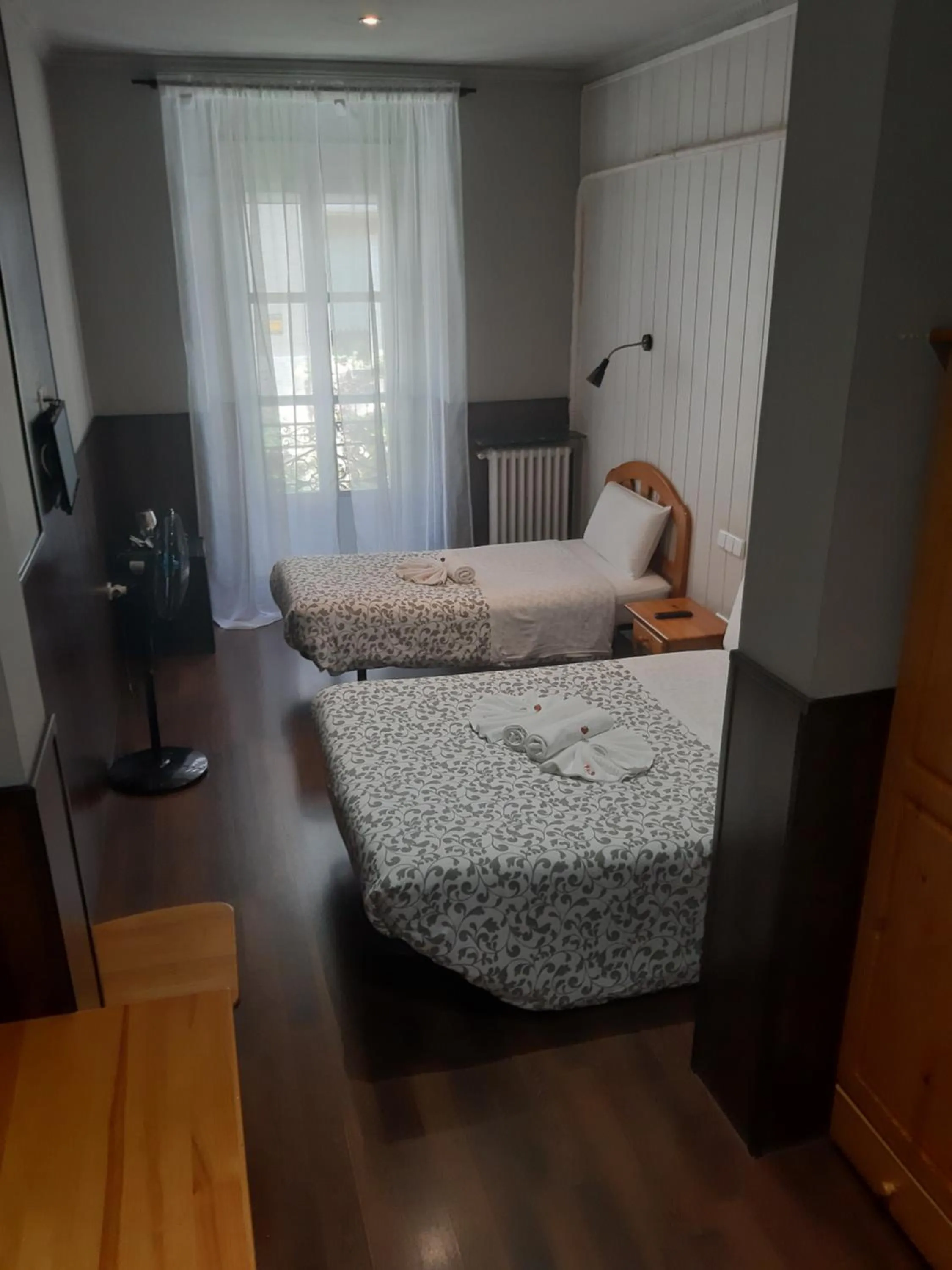 Photo of the whole room, Bed in New Go Inn