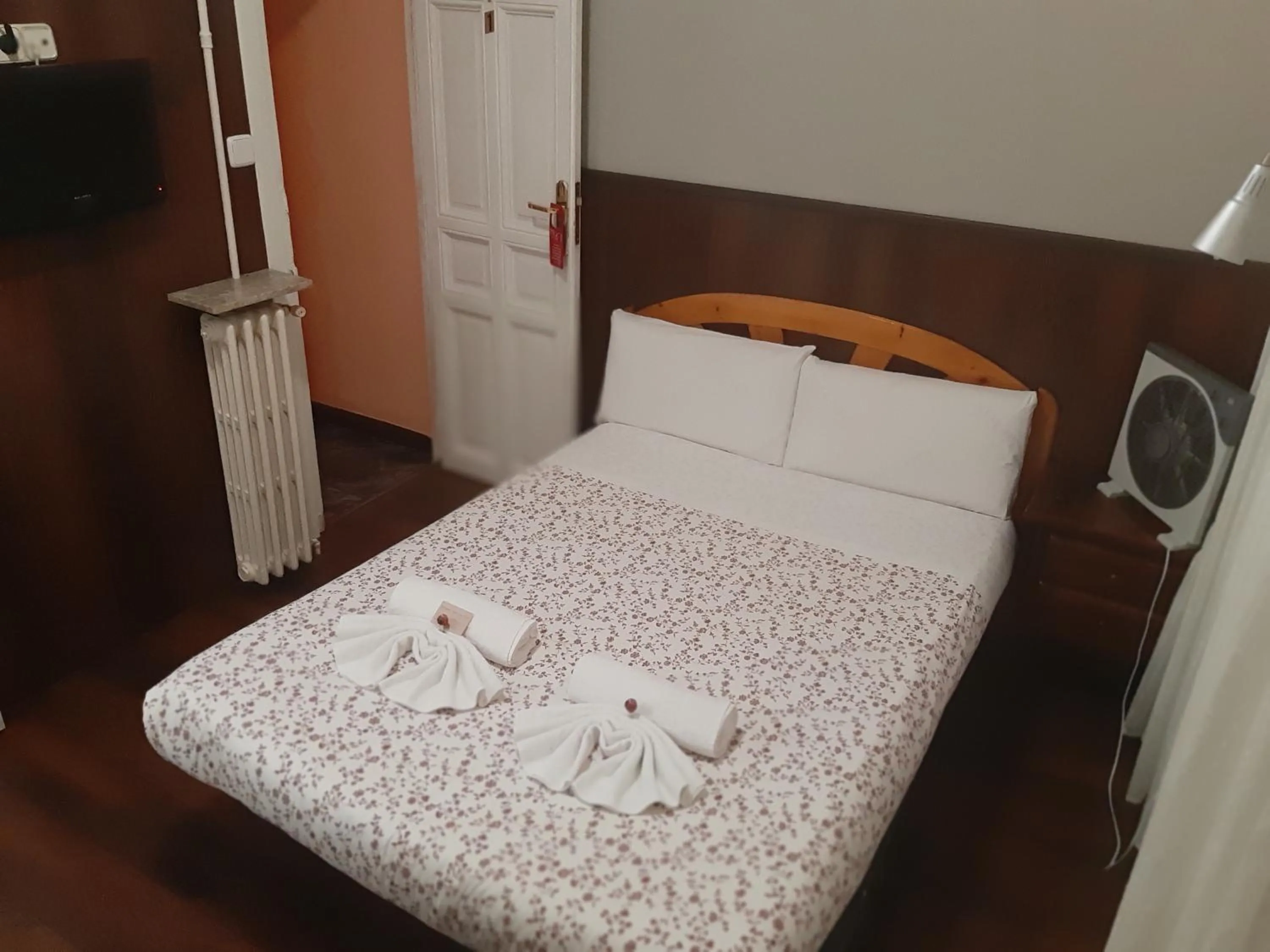 Decorative detail, Bed in New Go Inn