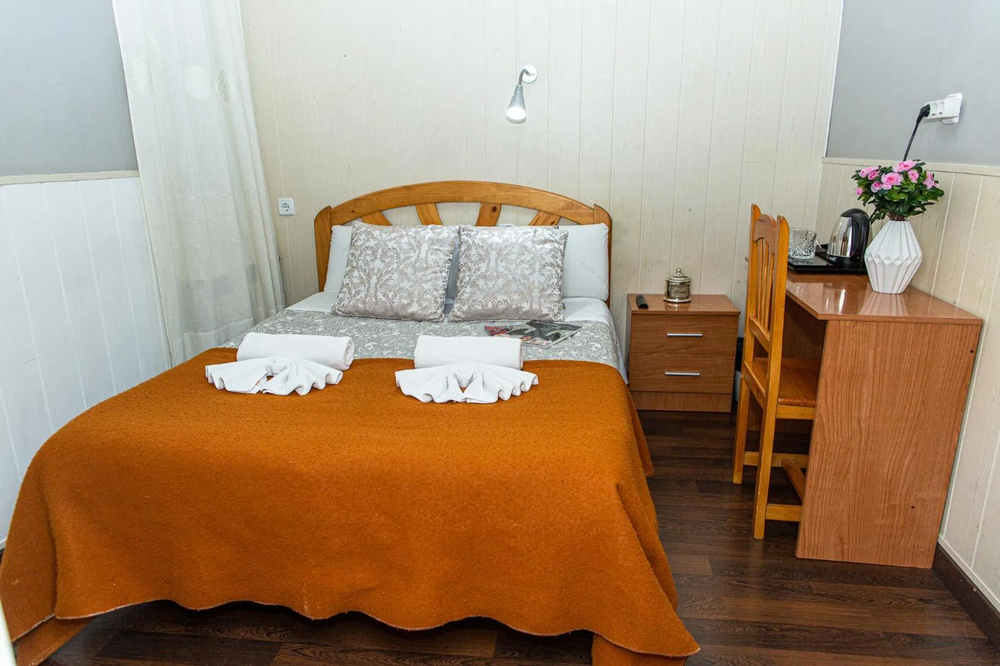 Photo of the whole room, Bed in New Go Inn