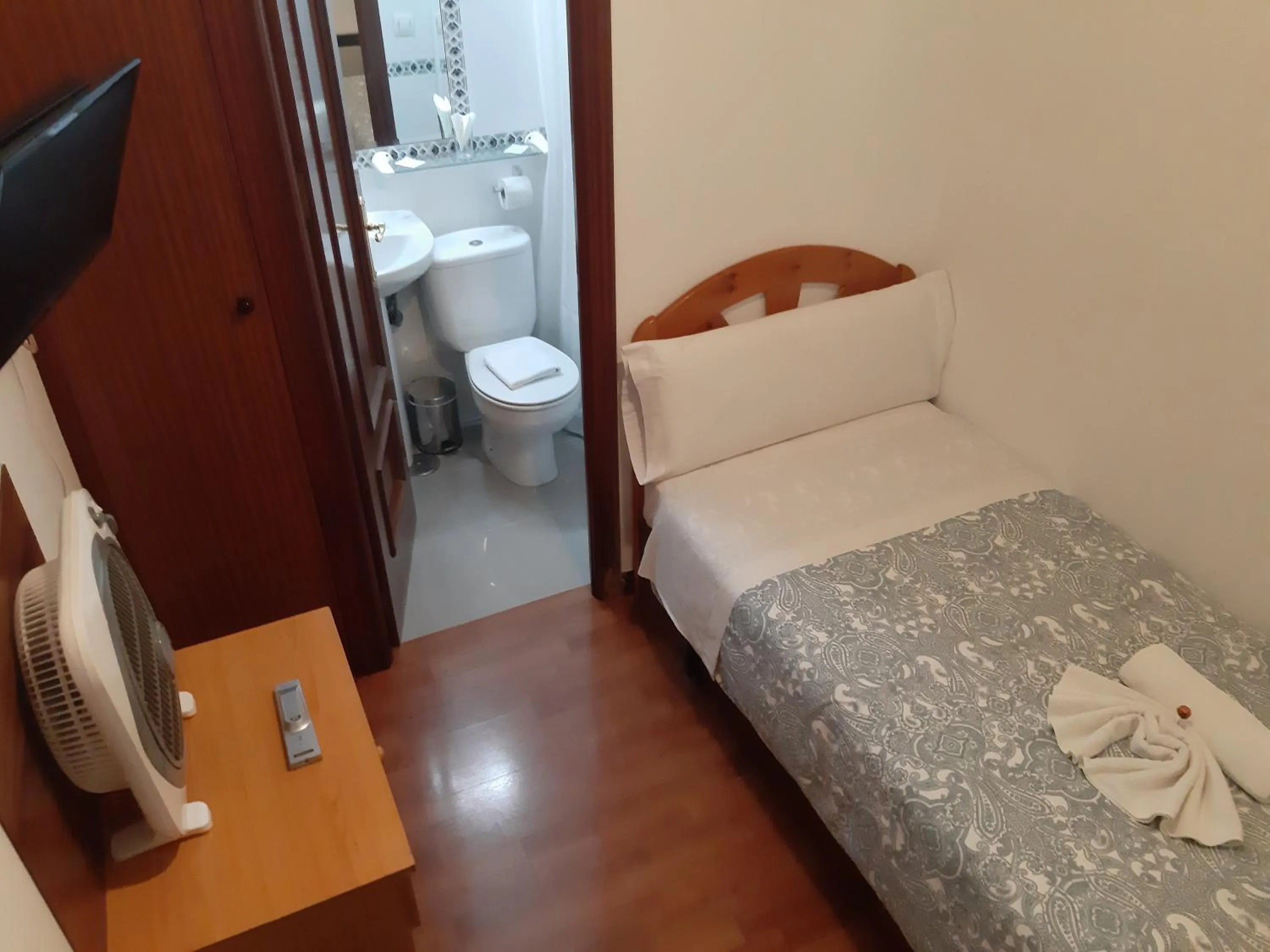 Photo of the whole room, Bed in New Go Inn