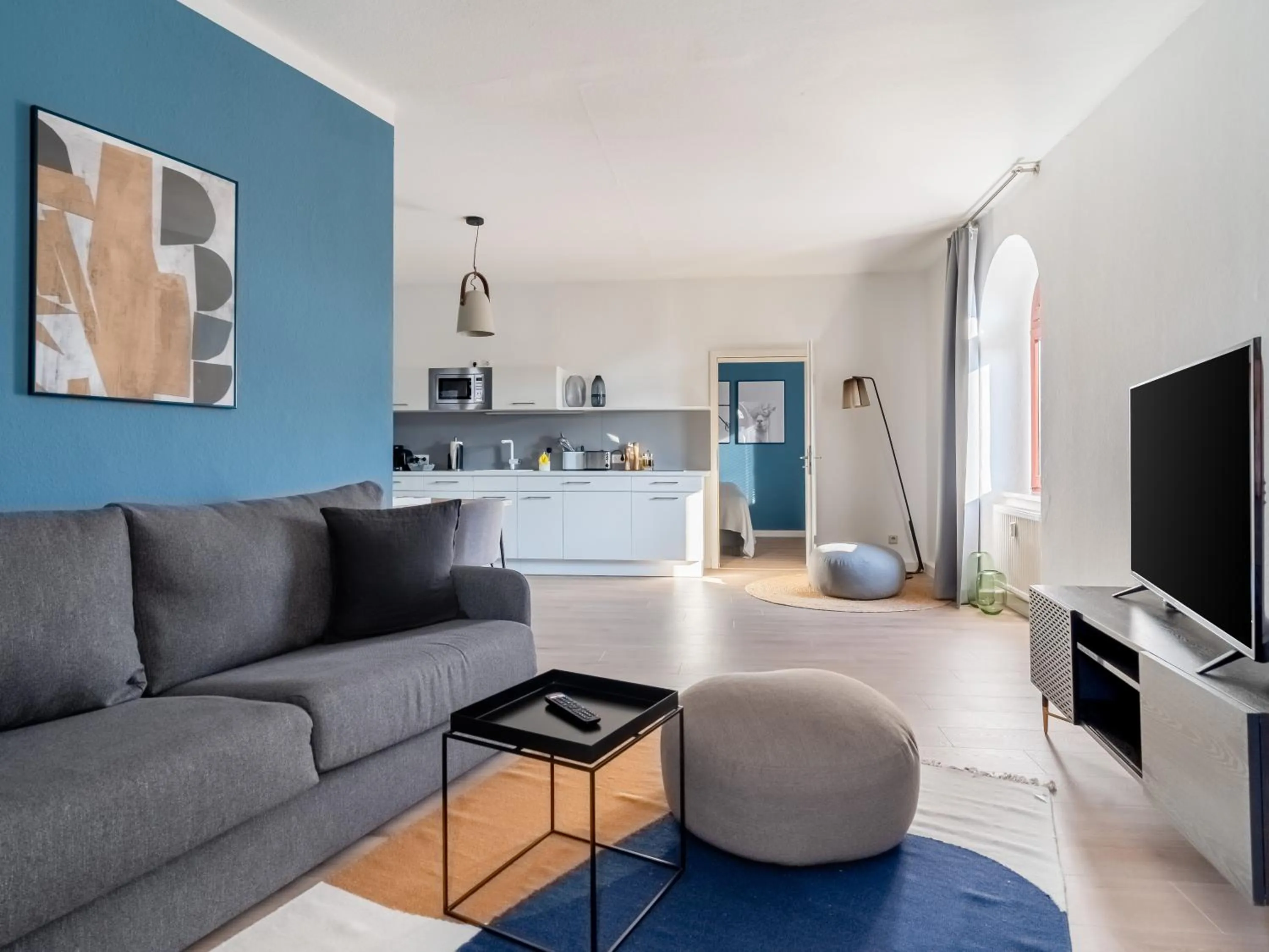 TV and multimedia in Limehome Dresden Hoyerswerdaerstraße