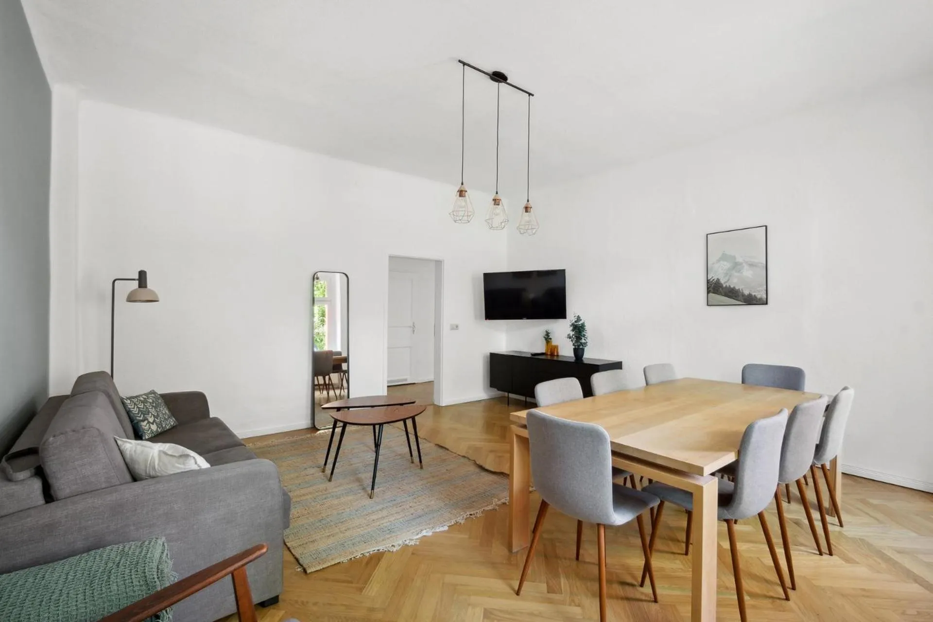 TV and multimedia in Limehome Dresden Tannenstraße