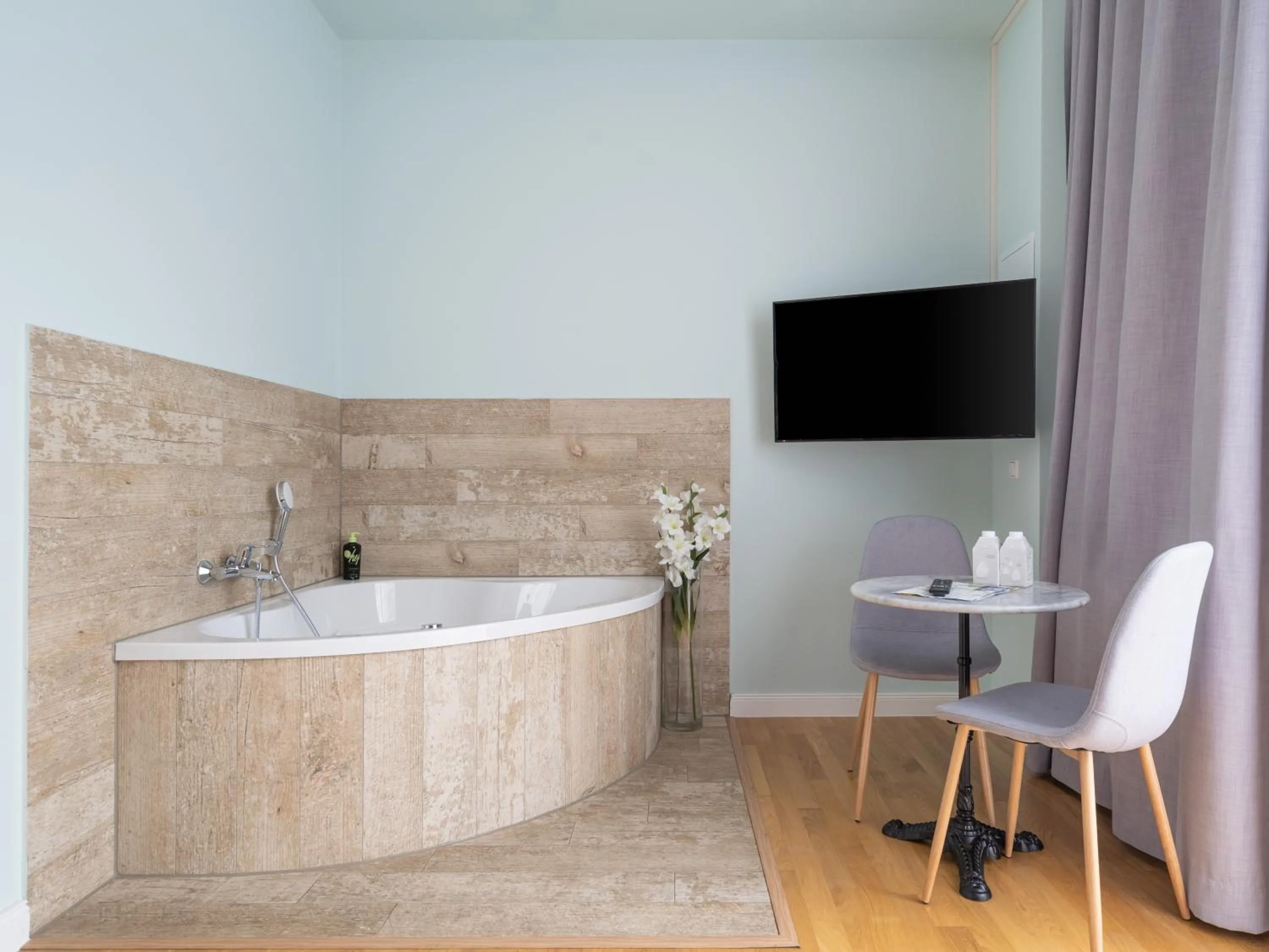 TV and multimedia in Limehome Dresden Tannenstraße