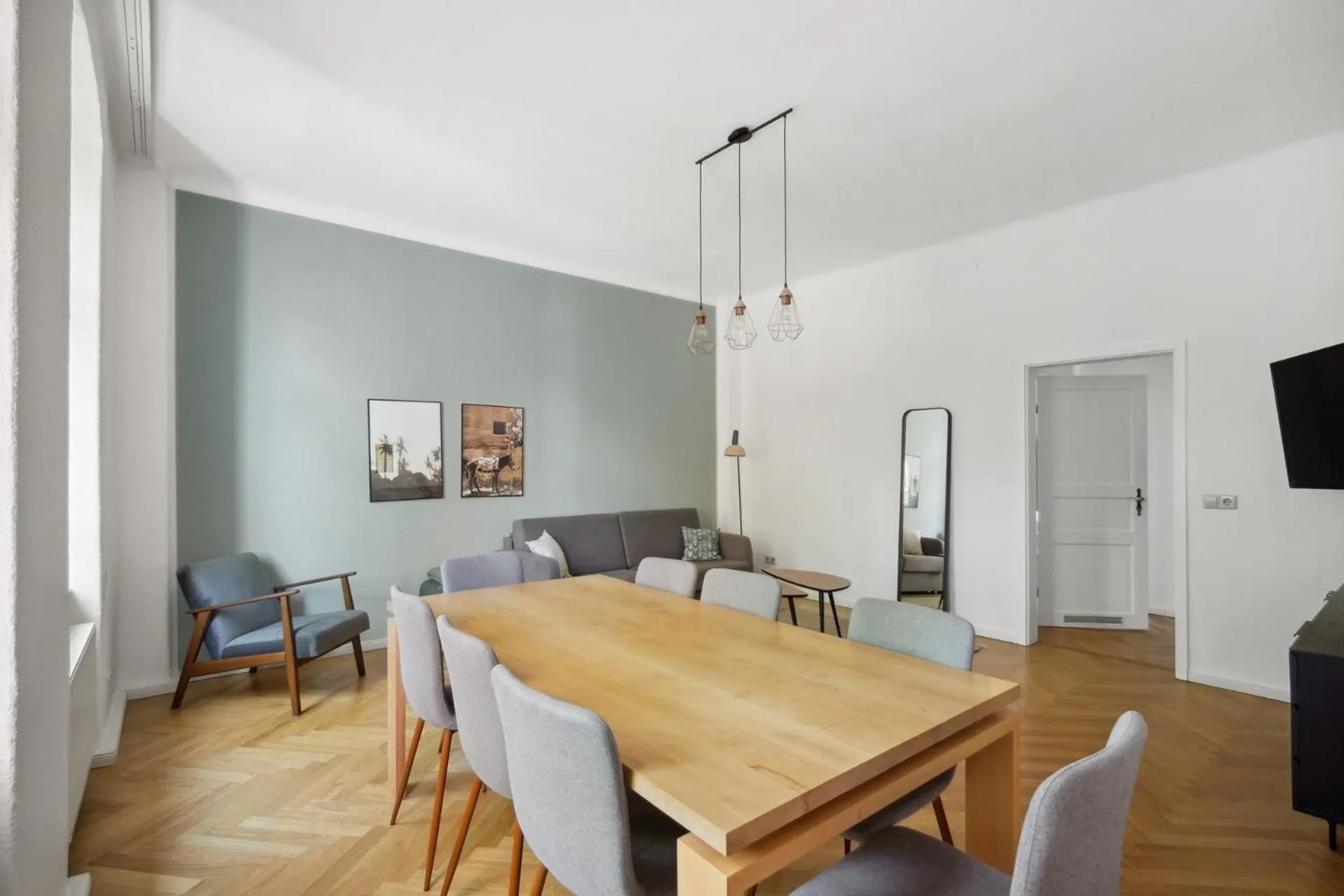 TV and multimedia in Limehome Dresden Tannenstraße