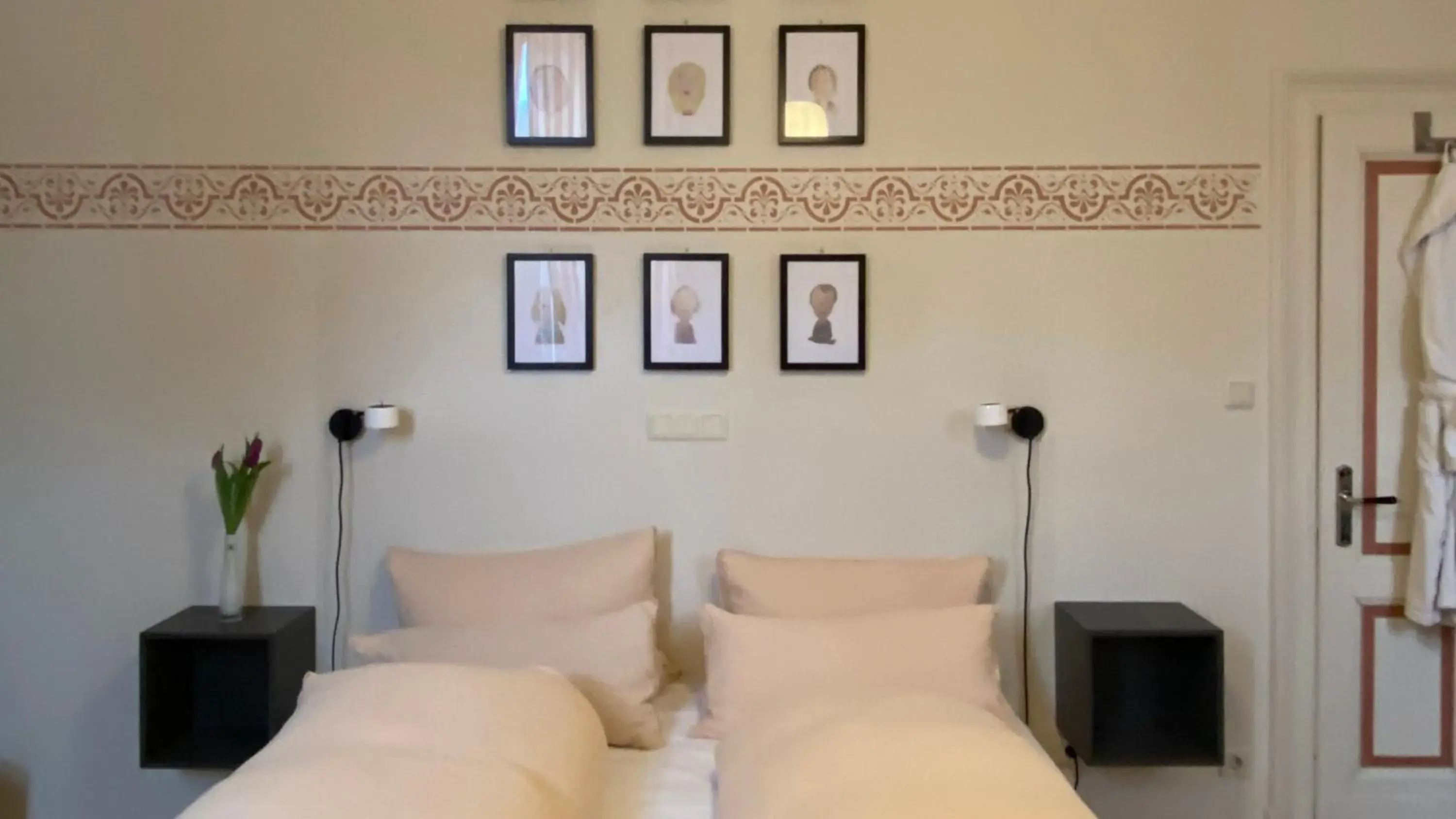 Triple Room with Private External Bathroom in Villa zur Erholung Bed & Breakfast Triple Room with Private External Bathroom in Villa zur Erholung Bed & Breakfast