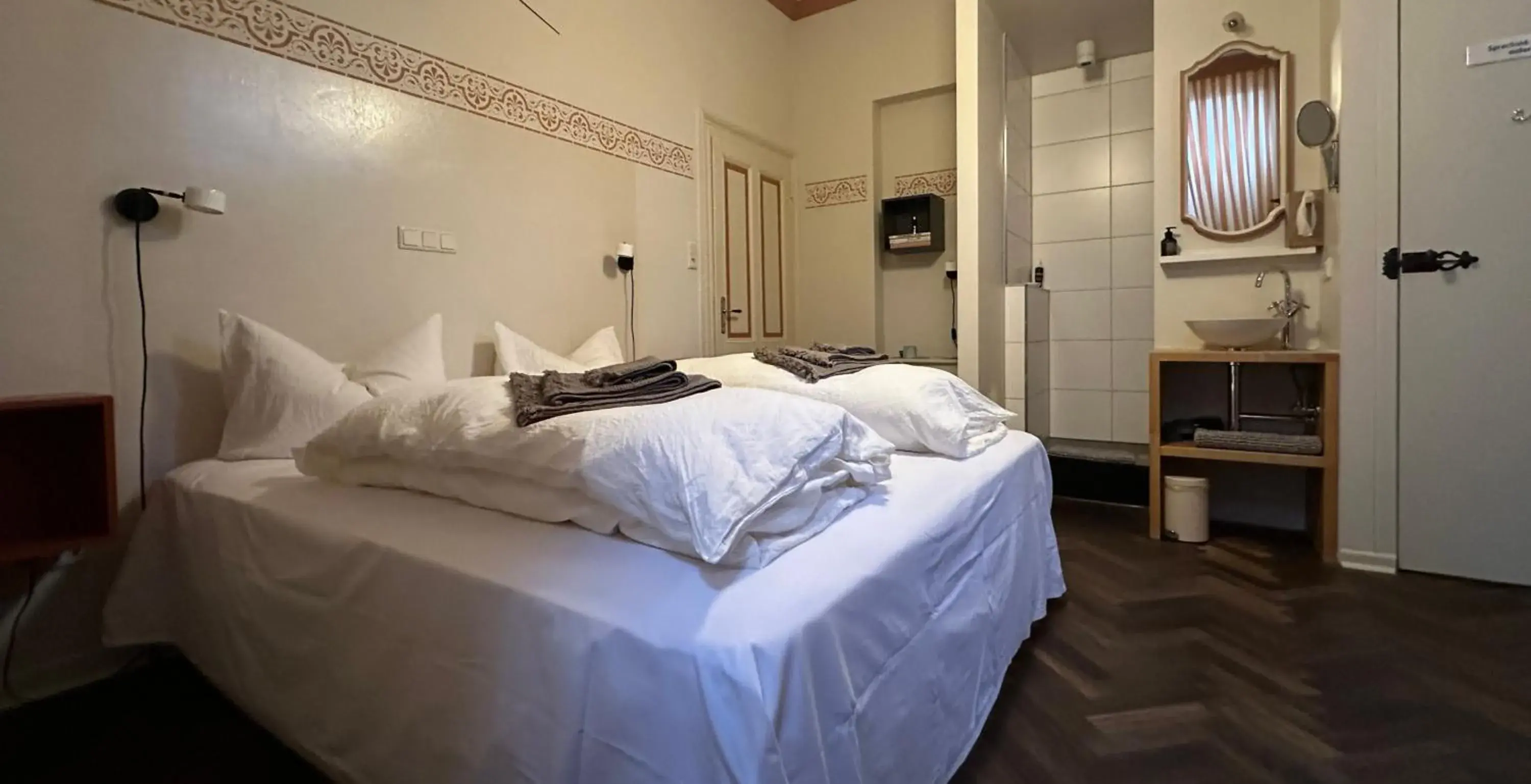 King Room in Villa zur Erholung Bed & Breakfast King Room in Villa zur Erholung Bed & Breakfast