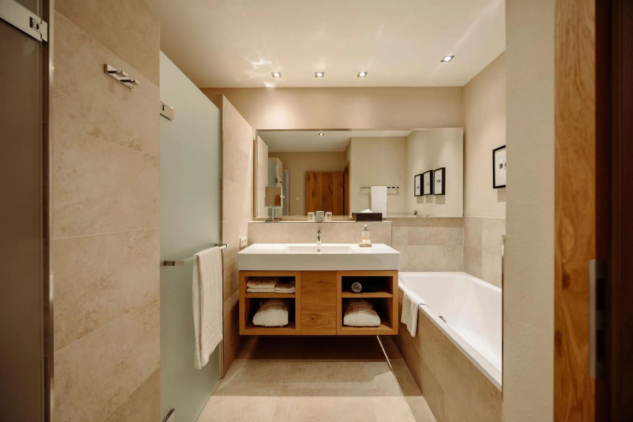 Bathroom, Bed in Das gemütliche Dorfhotel Kaltenhauser