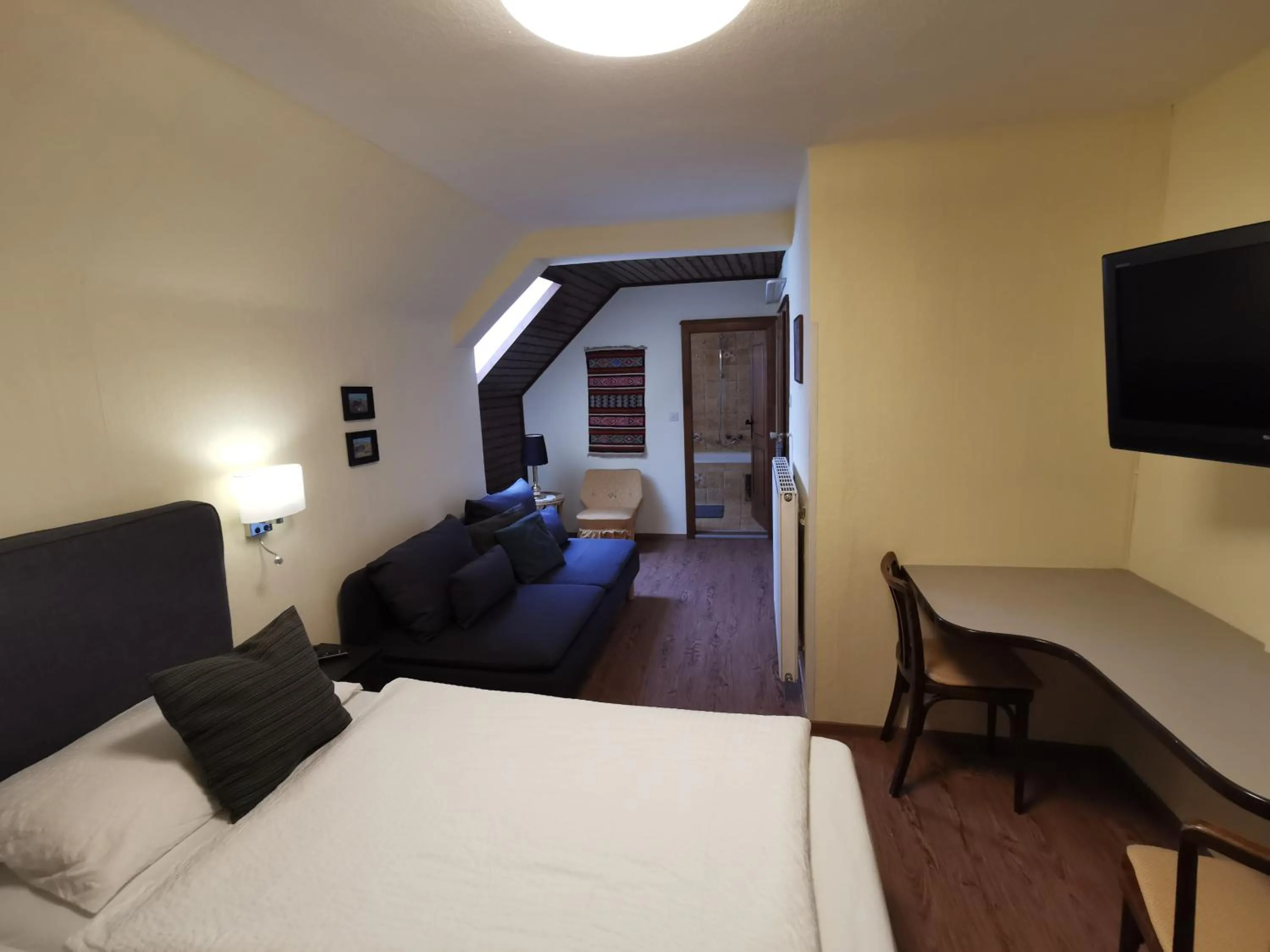 Communal lounge/ TV room, Bed in Gasthof zur Sonne