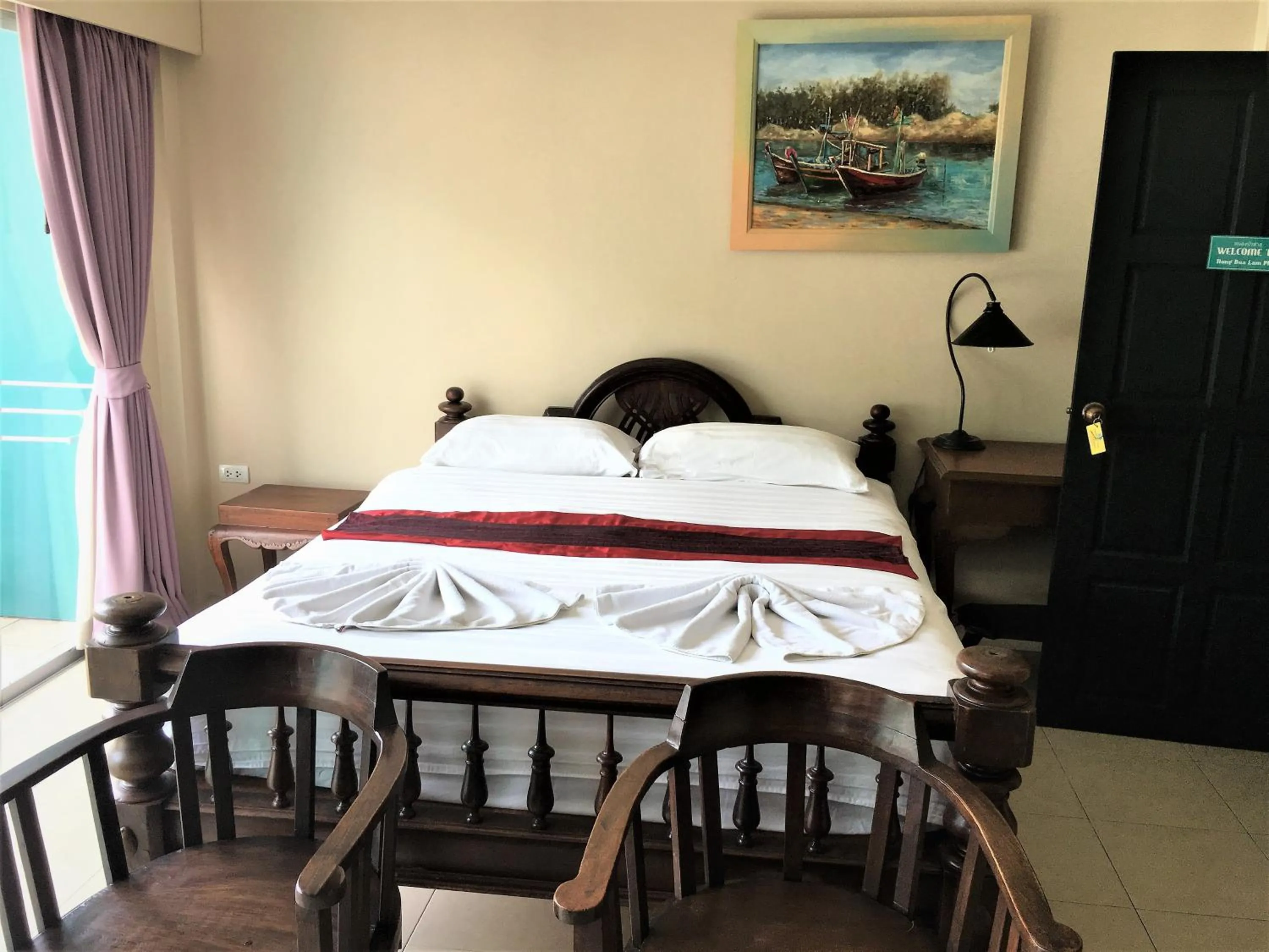 Photo of the whole room, Bed in Freedom Kata