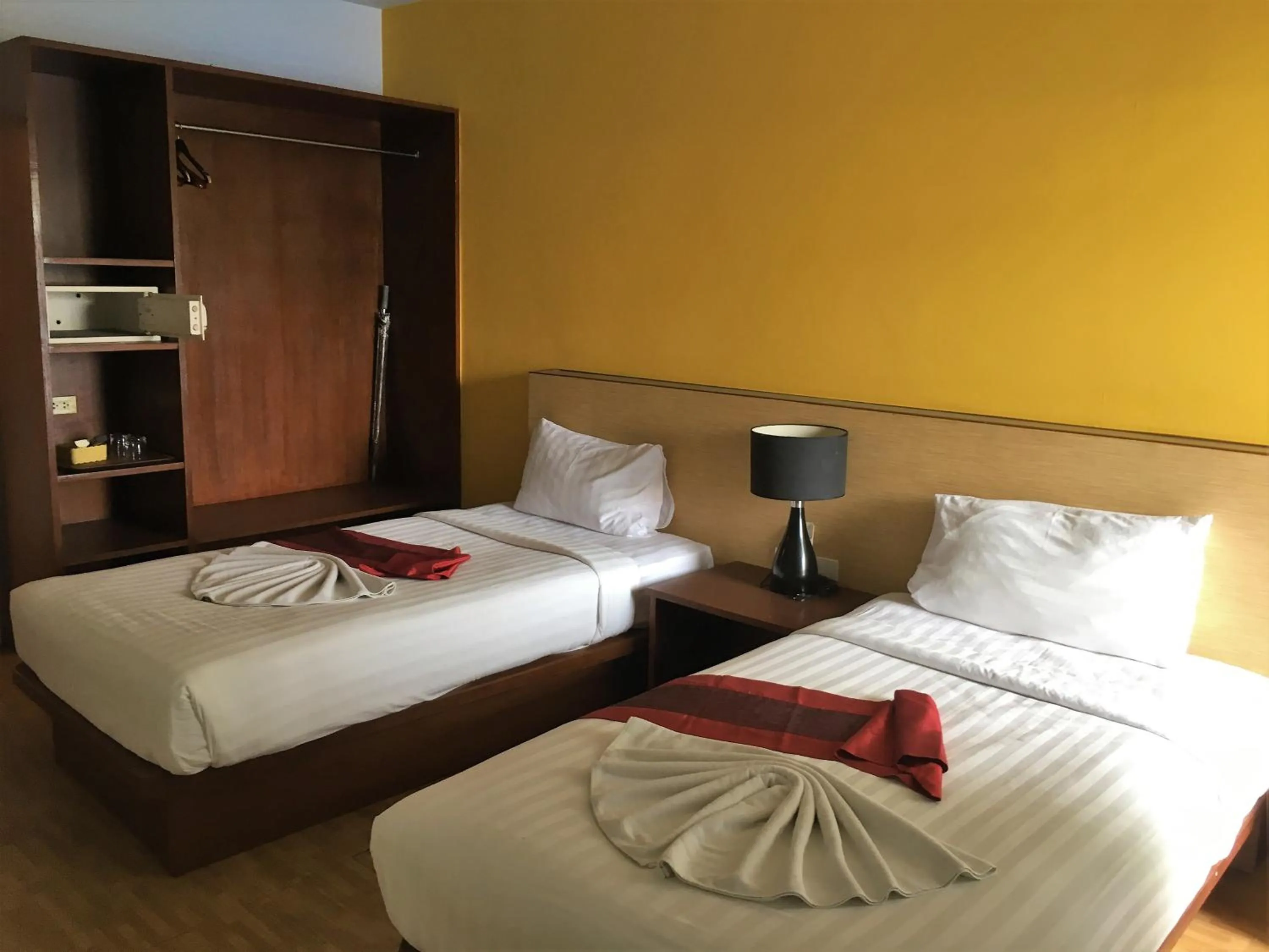 Photo of the whole room, Bed in Freedom Kata