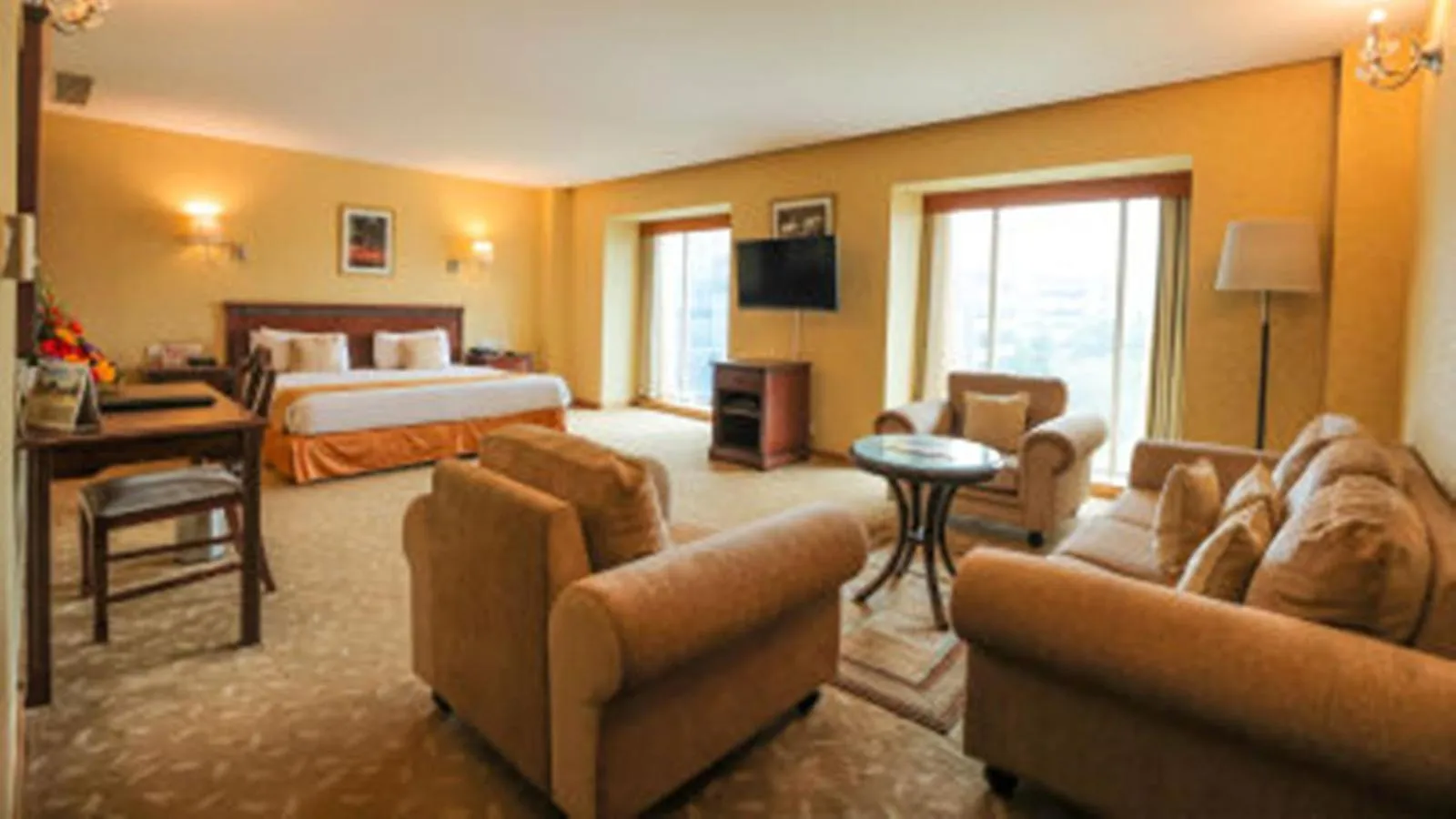 Photo of the whole room, Bed in MGM Mark Whitefield