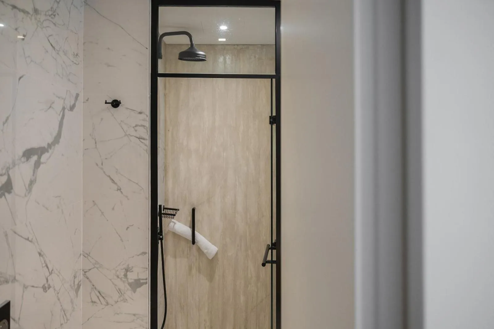 Shower in COCO-MAT Athens Jumelle