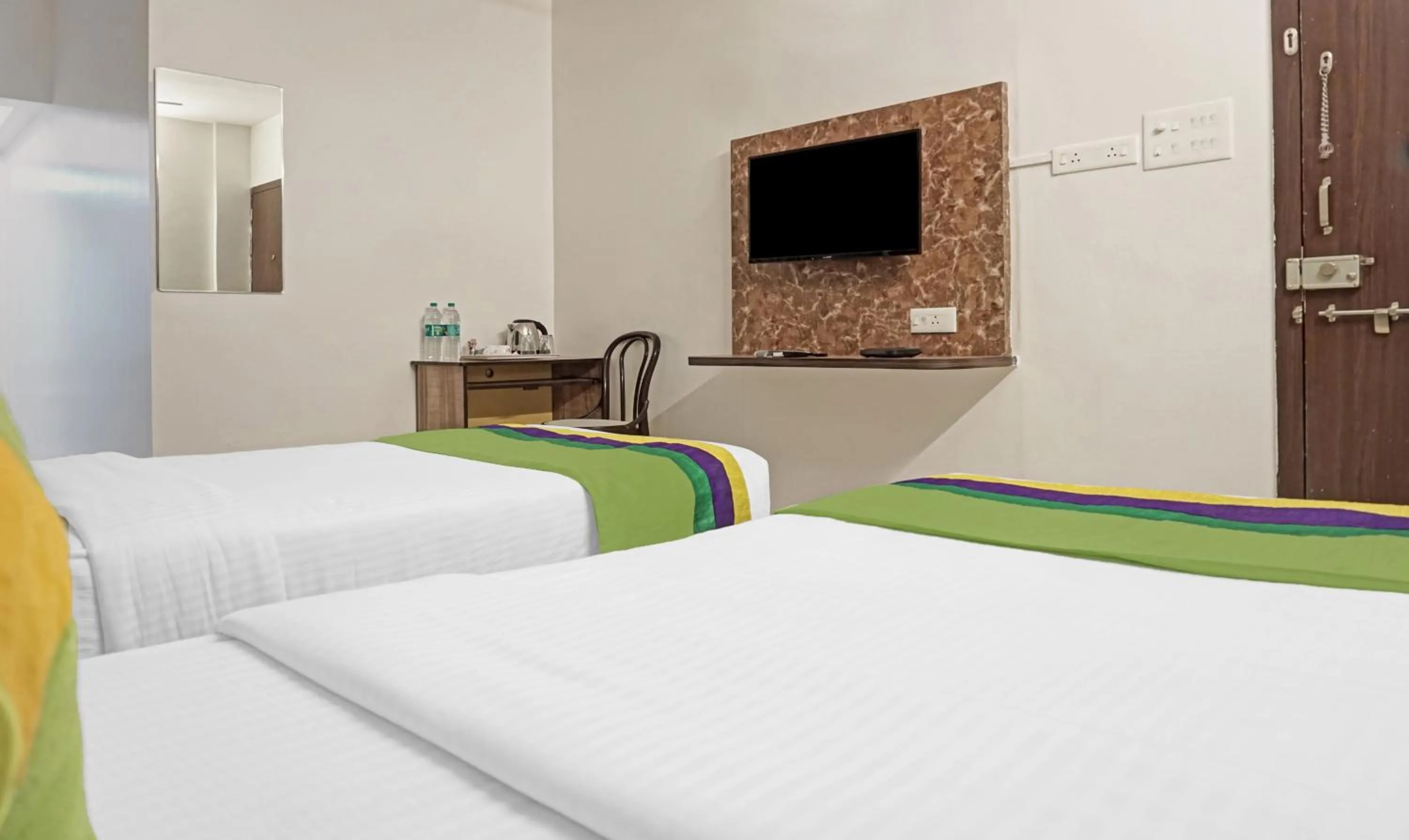 Bedroom, Bed in Treebo Diamond Residency - DDPK Inn