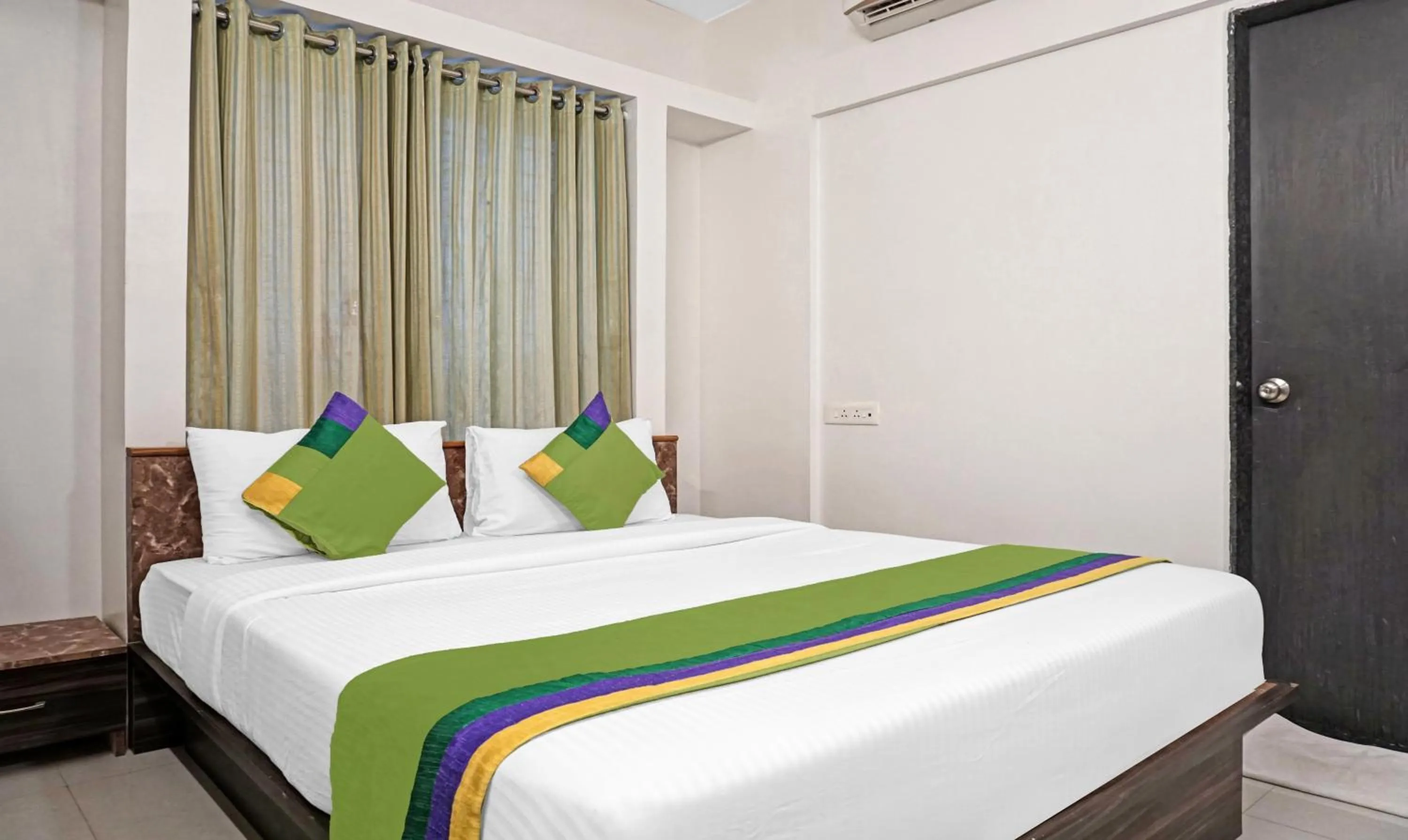 Bedroom, Bed in Treebo Diamond Residency - DDPK Inn