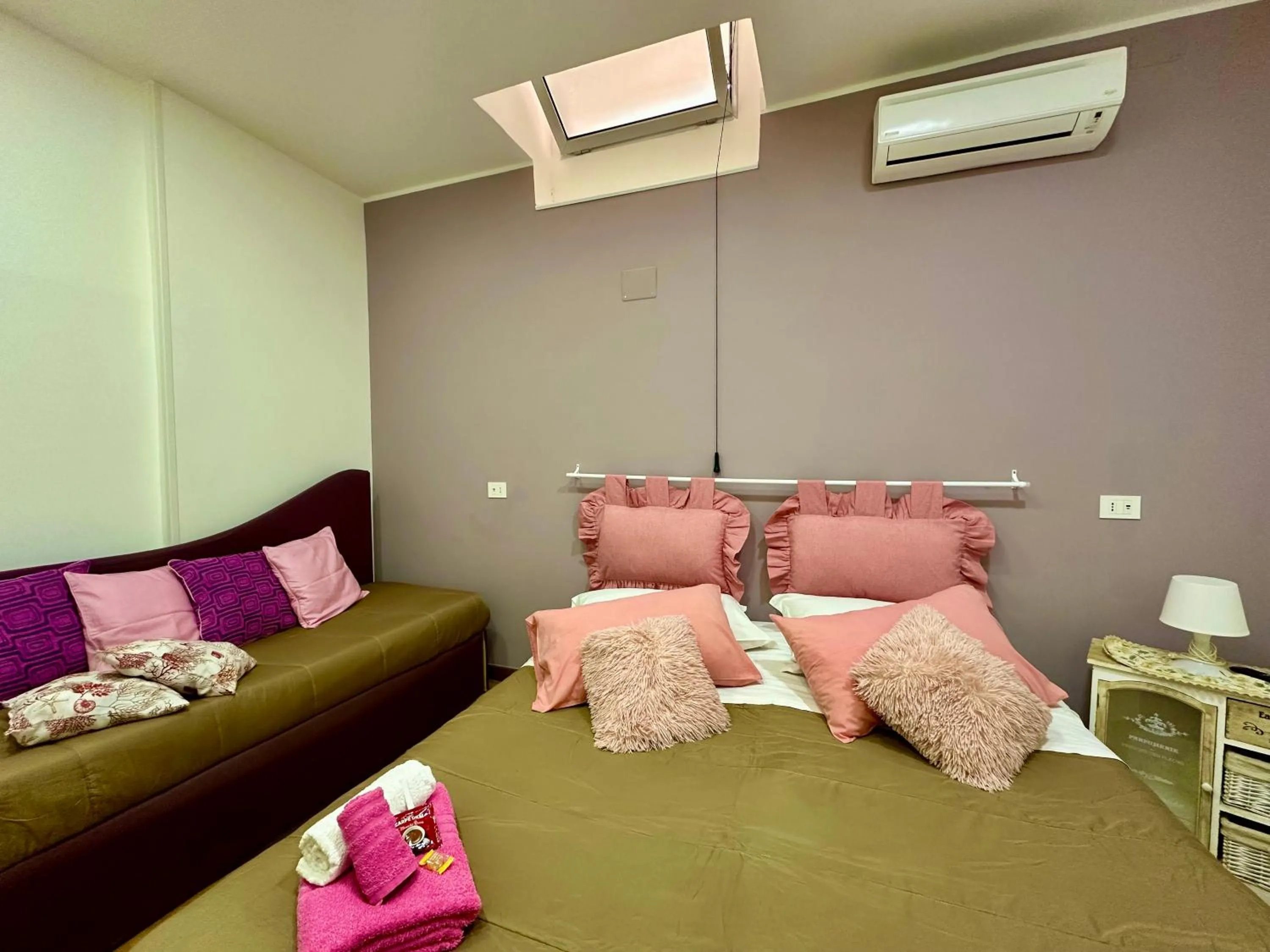 Photo of the whole room, Bed in Sweet Dreams Napoli