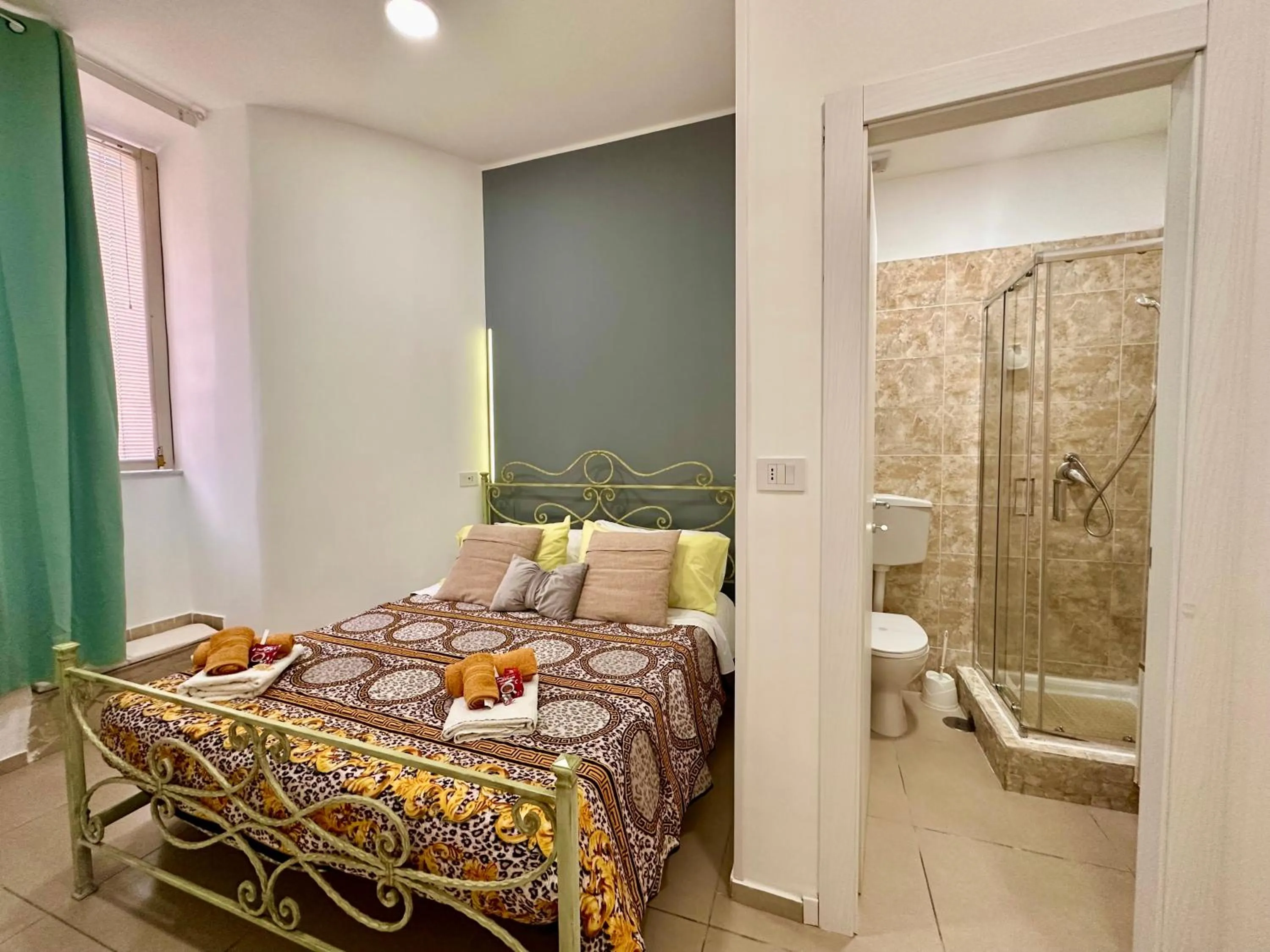 Bathroom, Bed in Sweet Dreams Napoli