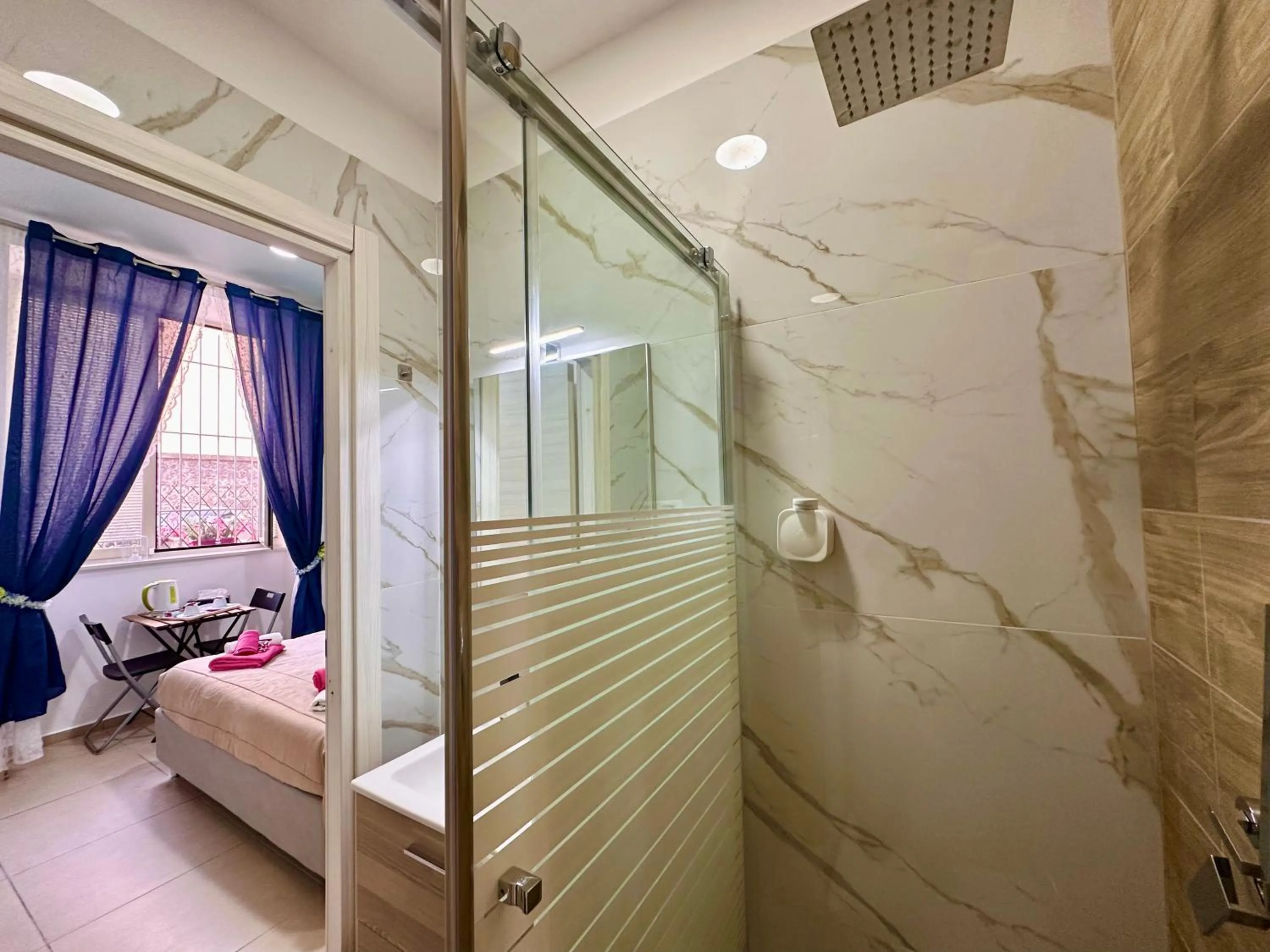 Shower, Bed in Sweet Dreams Napoli