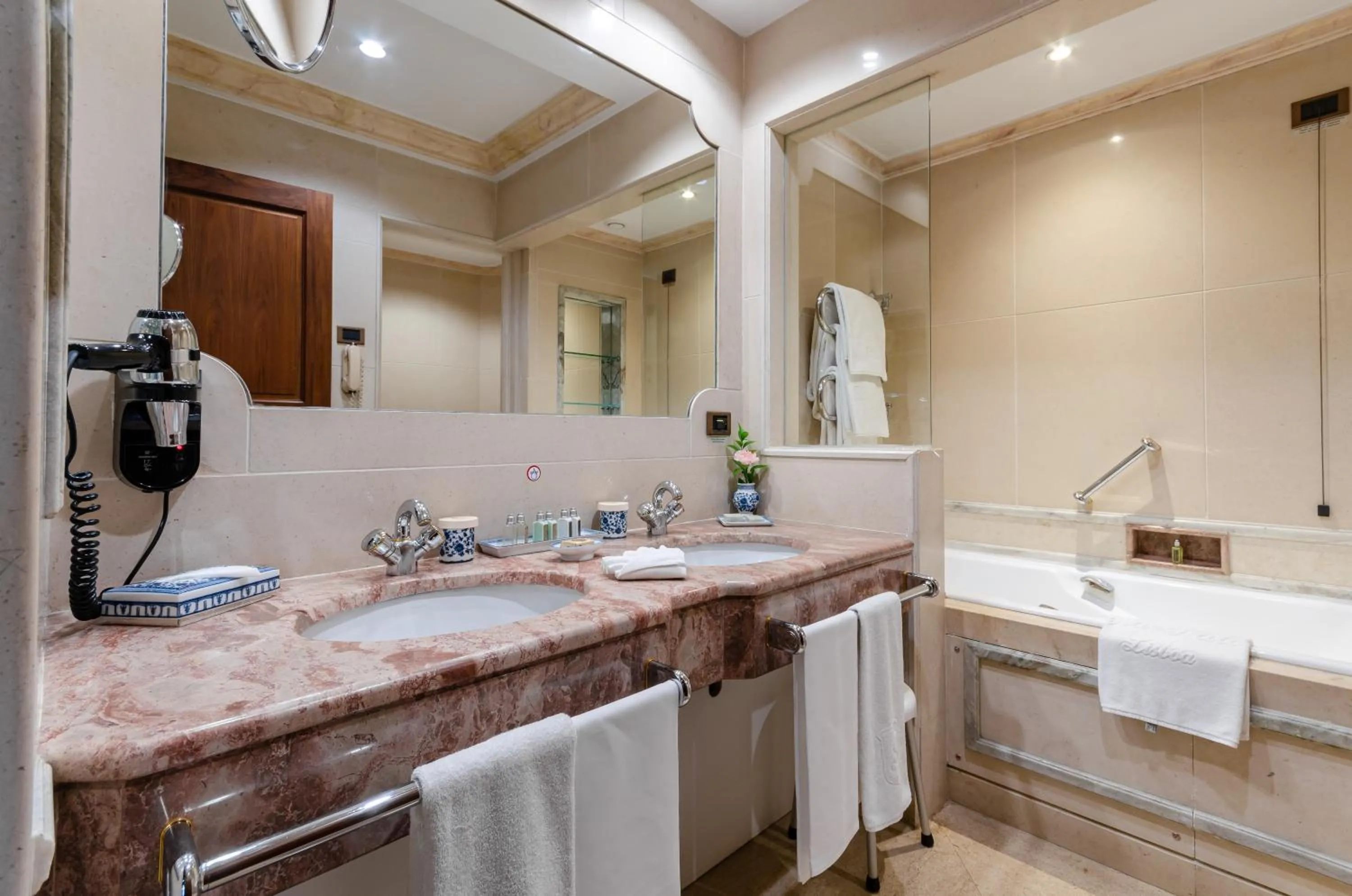 Bathroom in Olissippo Lapa Palace – The Leading Hotels of the World