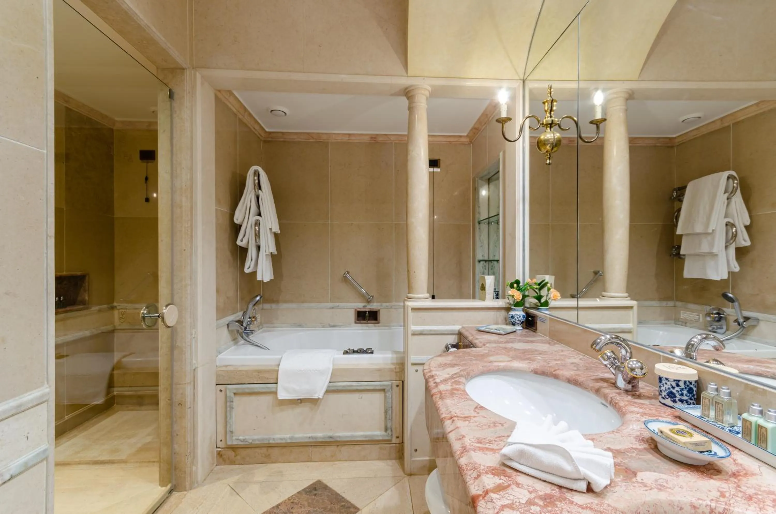 Bathroom in Olissippo Lapa Palace – The Leading Hotels of the World