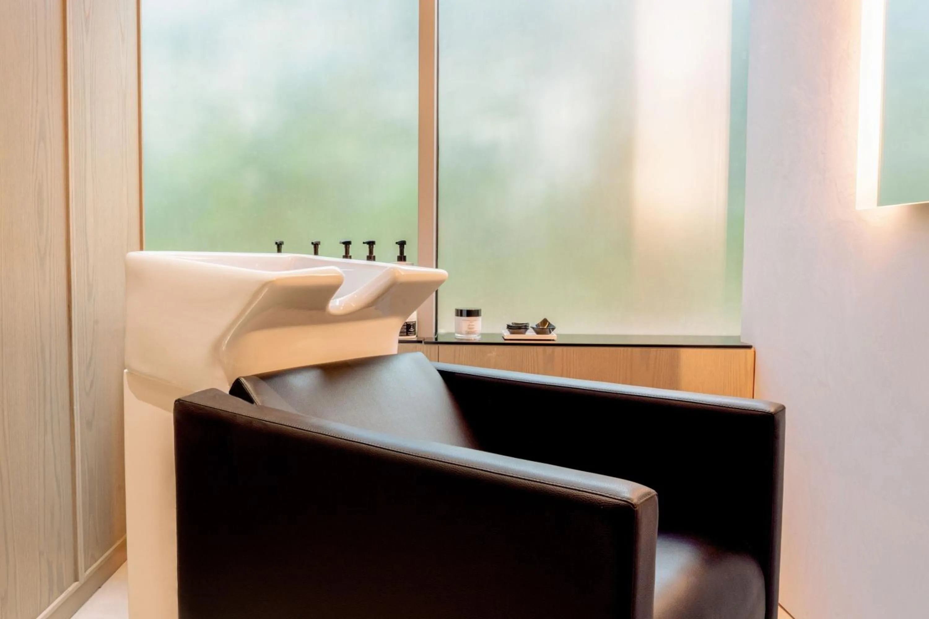 Spa and wellness centre/facilities, Bed in The Abu Dhabi EDITION