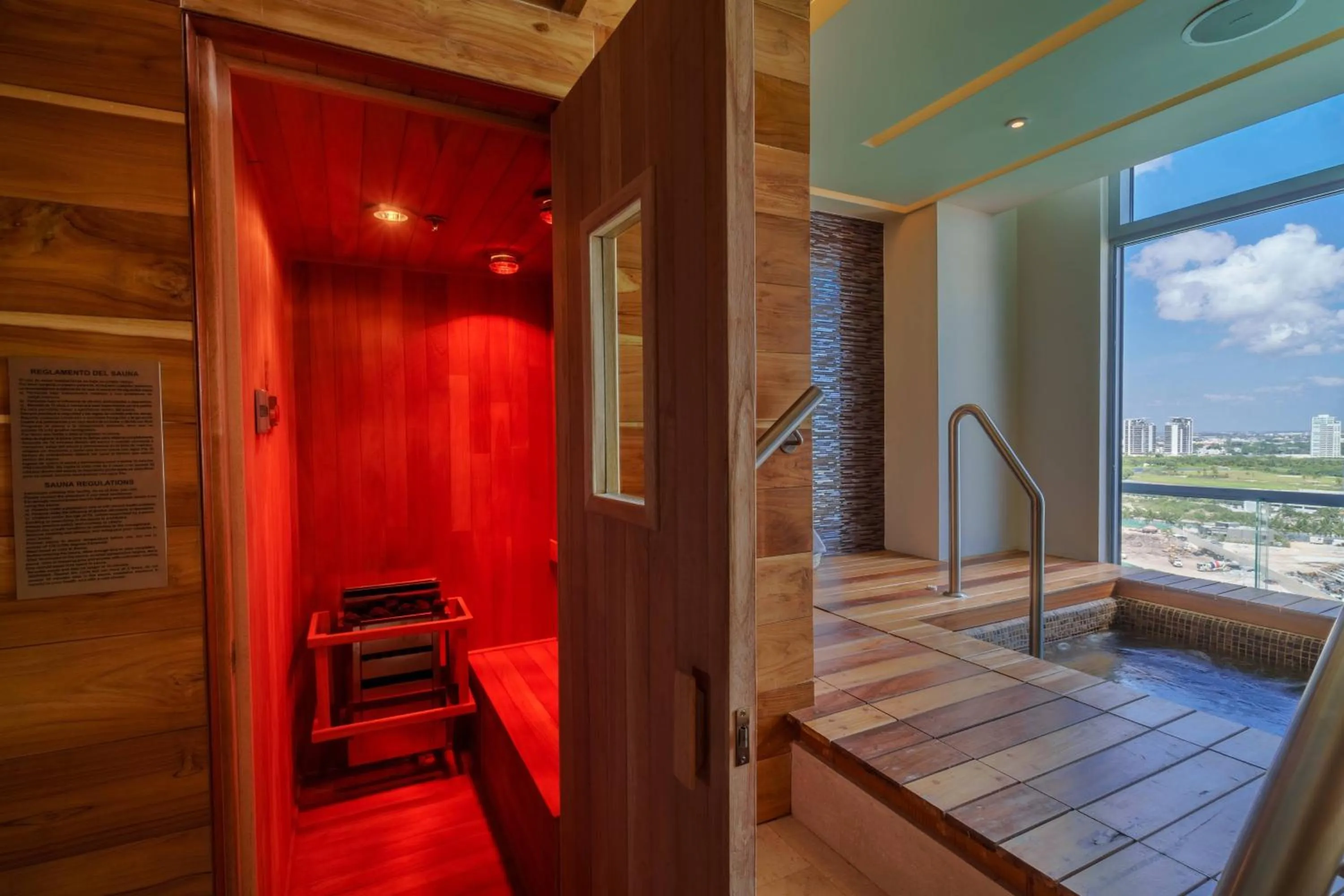 Fitness centre/facilities in Renaissance Cancun Resort & Marina