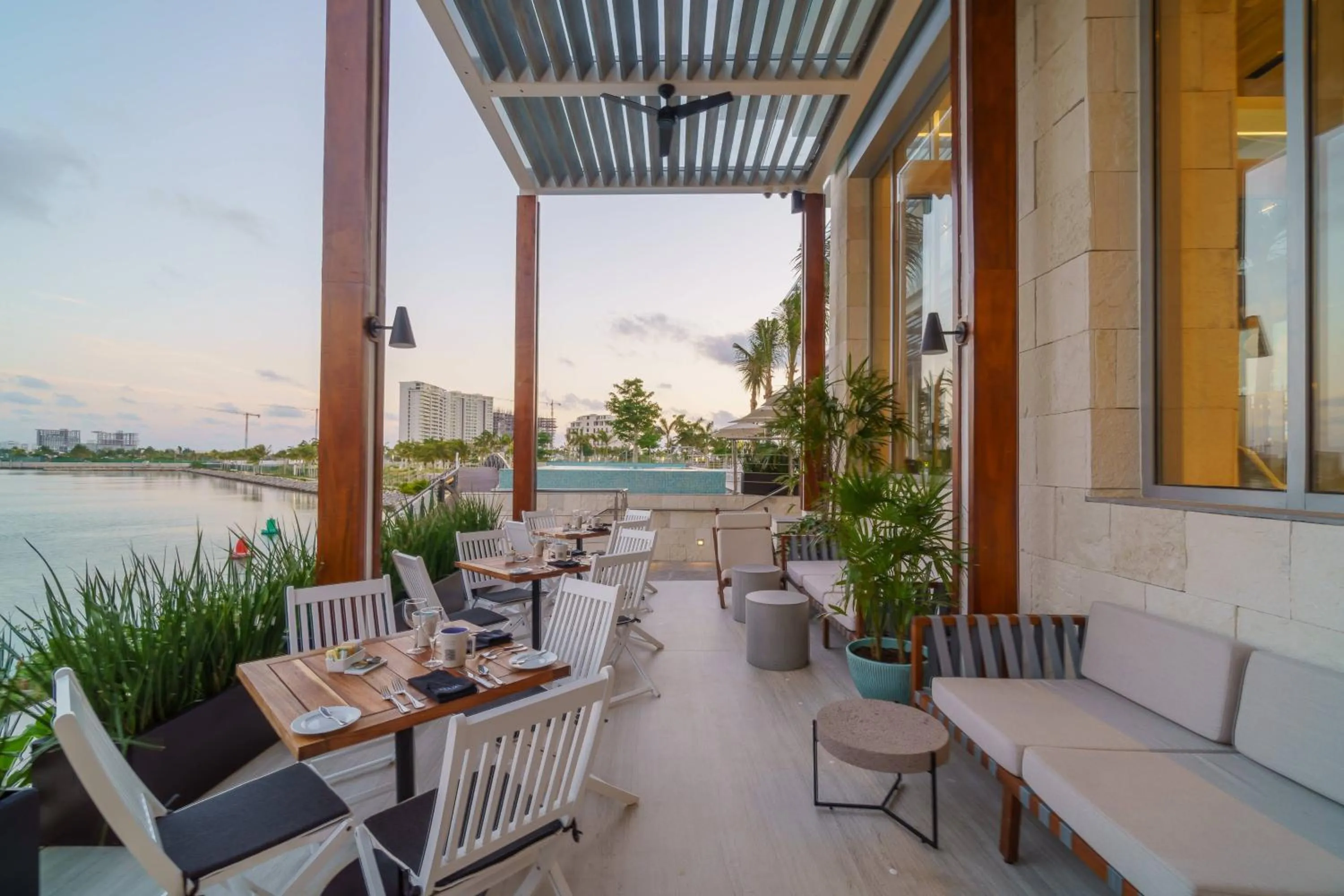 Restaurant/places to eat in Renaissance Cancun Resort & Marina