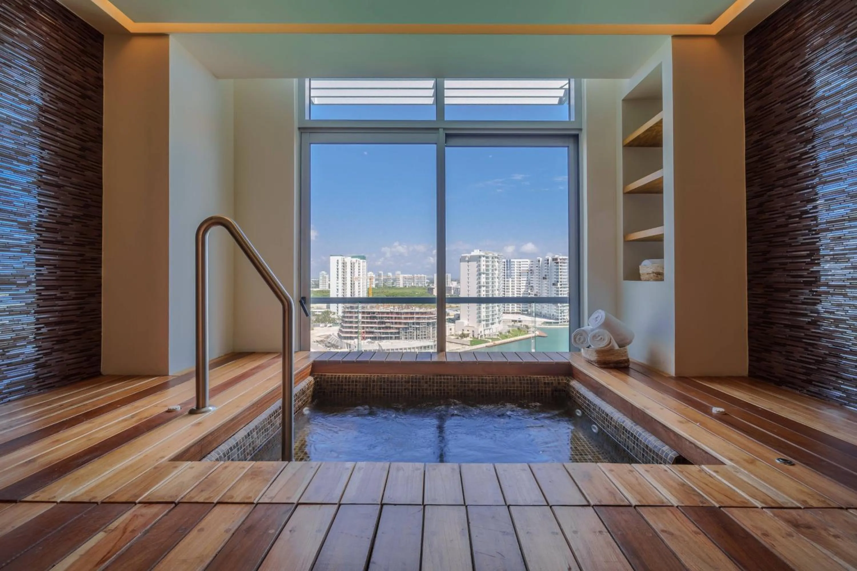 Fitness centre/facilities in Renaissance Cancun Resort & Marina