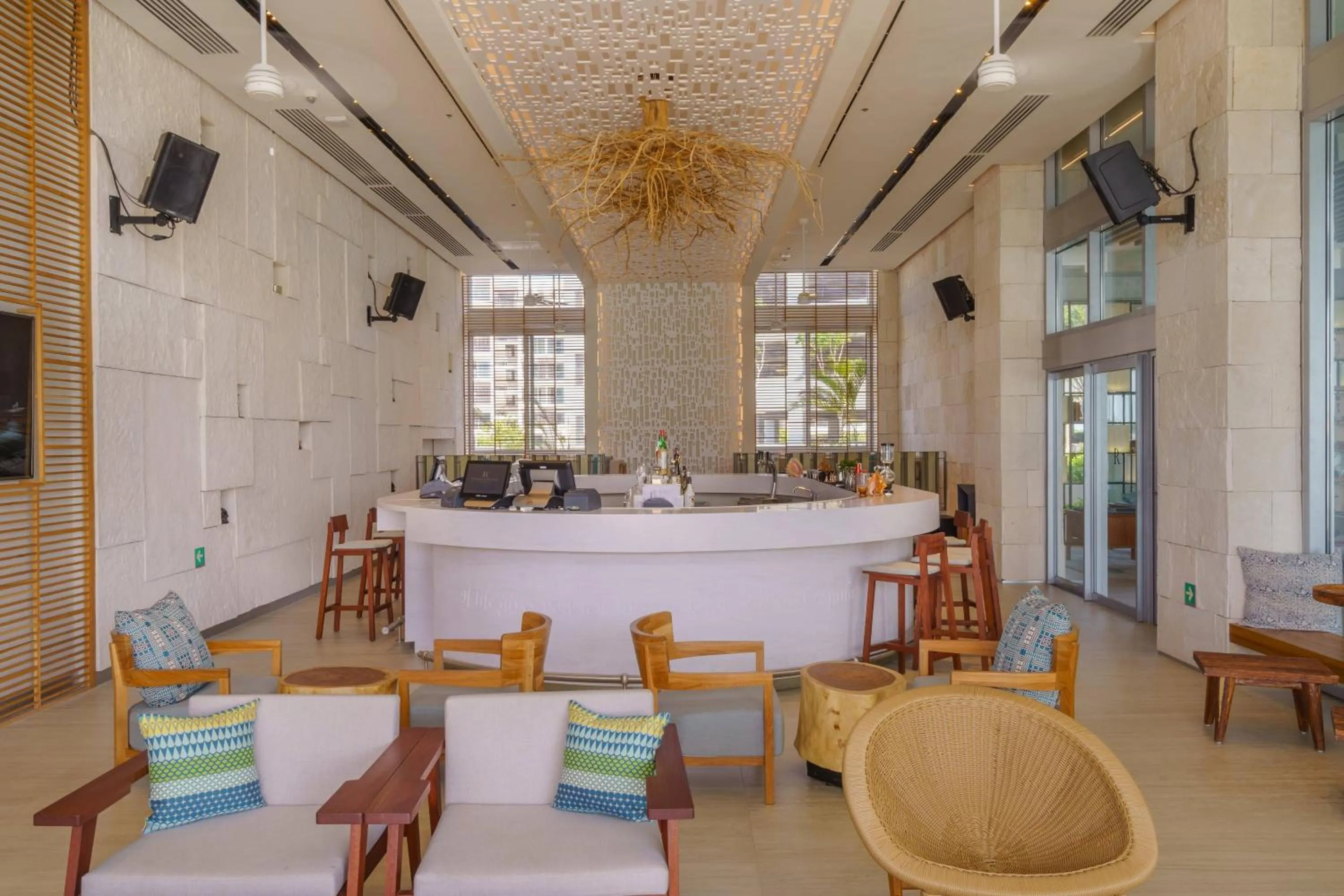 Lounge or bar in Renaissance Cancun Resort & Marina