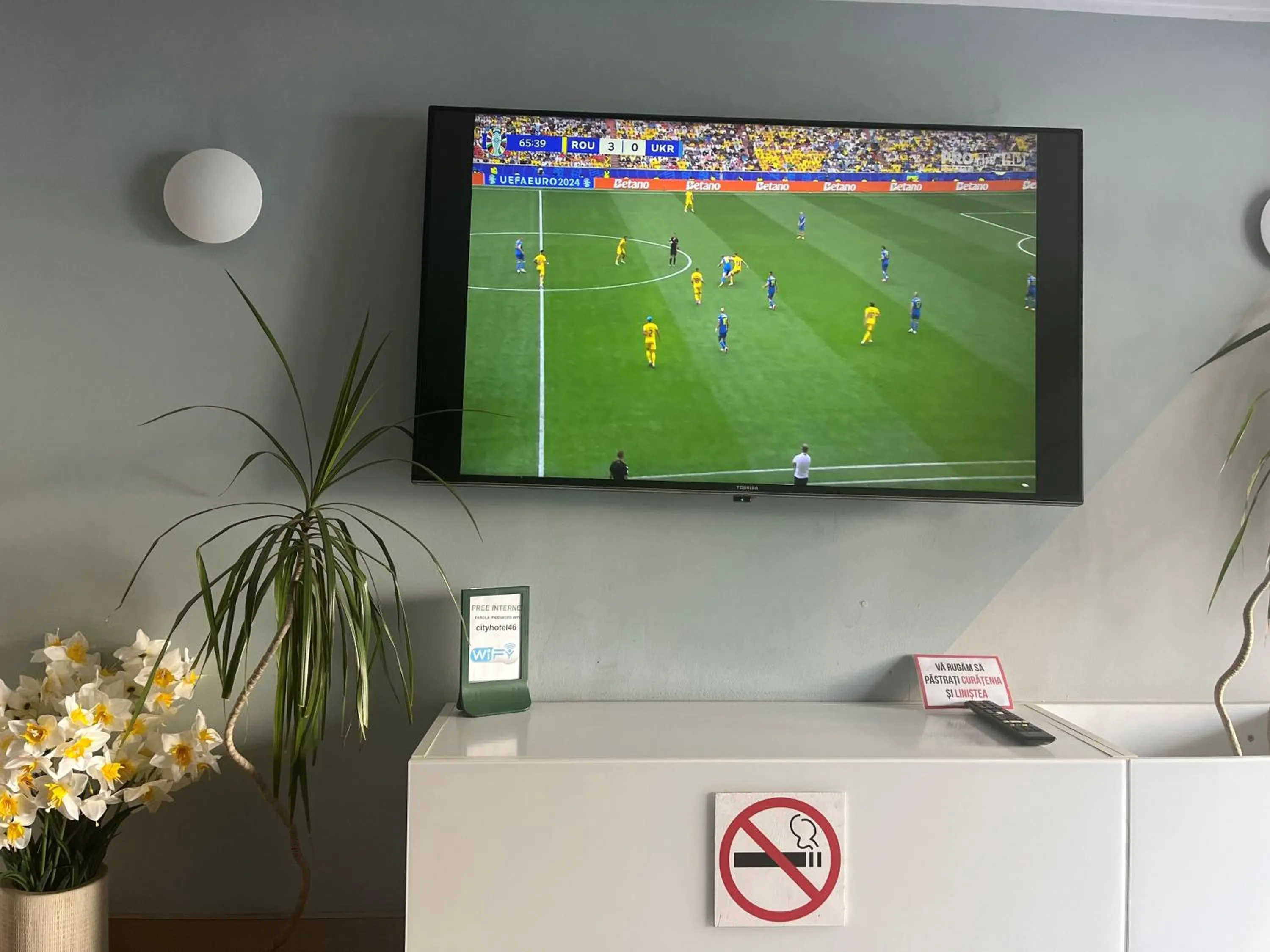 Communal lounge/ TV room in City Hotel Bucharest