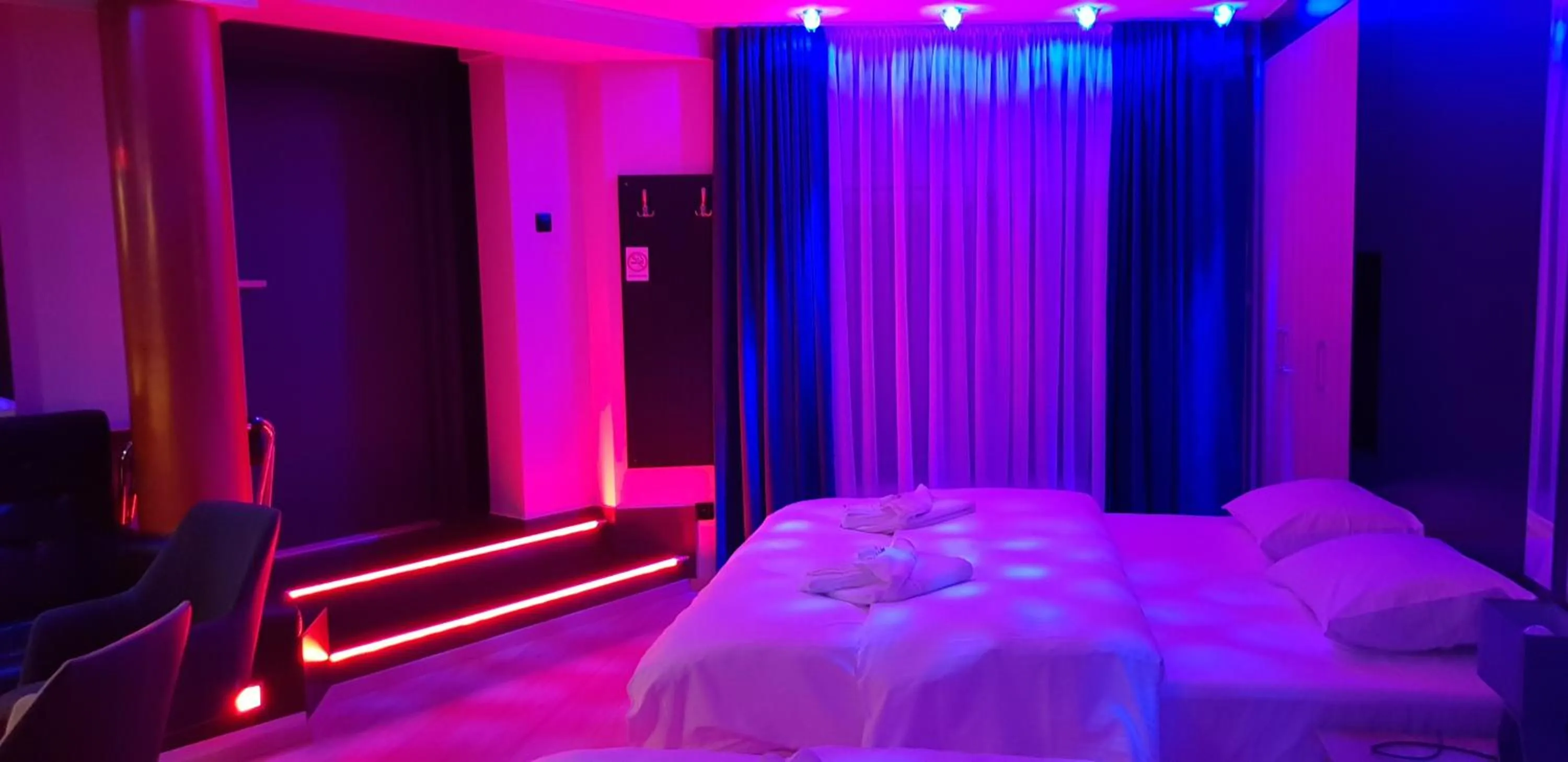 Bed in Metropolis Apartamenty Centrum