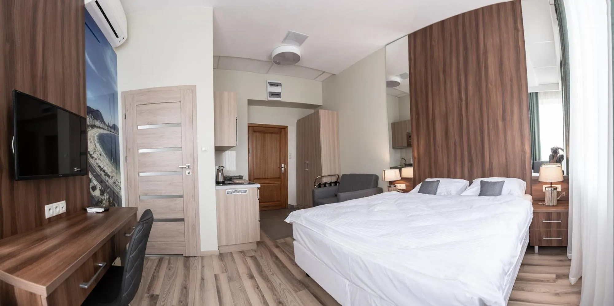 Communal lounge/ TV room, Bed in Metropolis Apartamenty Centrum