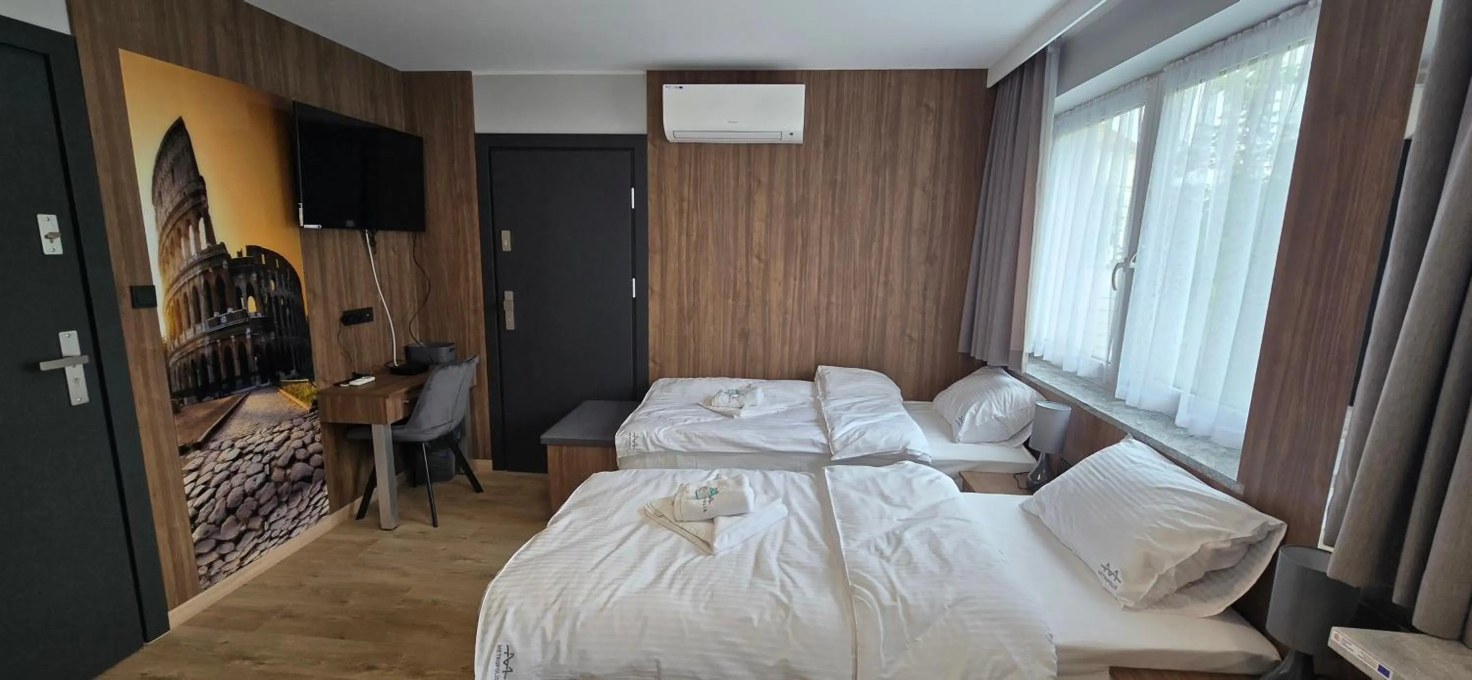 Bed in Metropolis Apartamenty Centrum