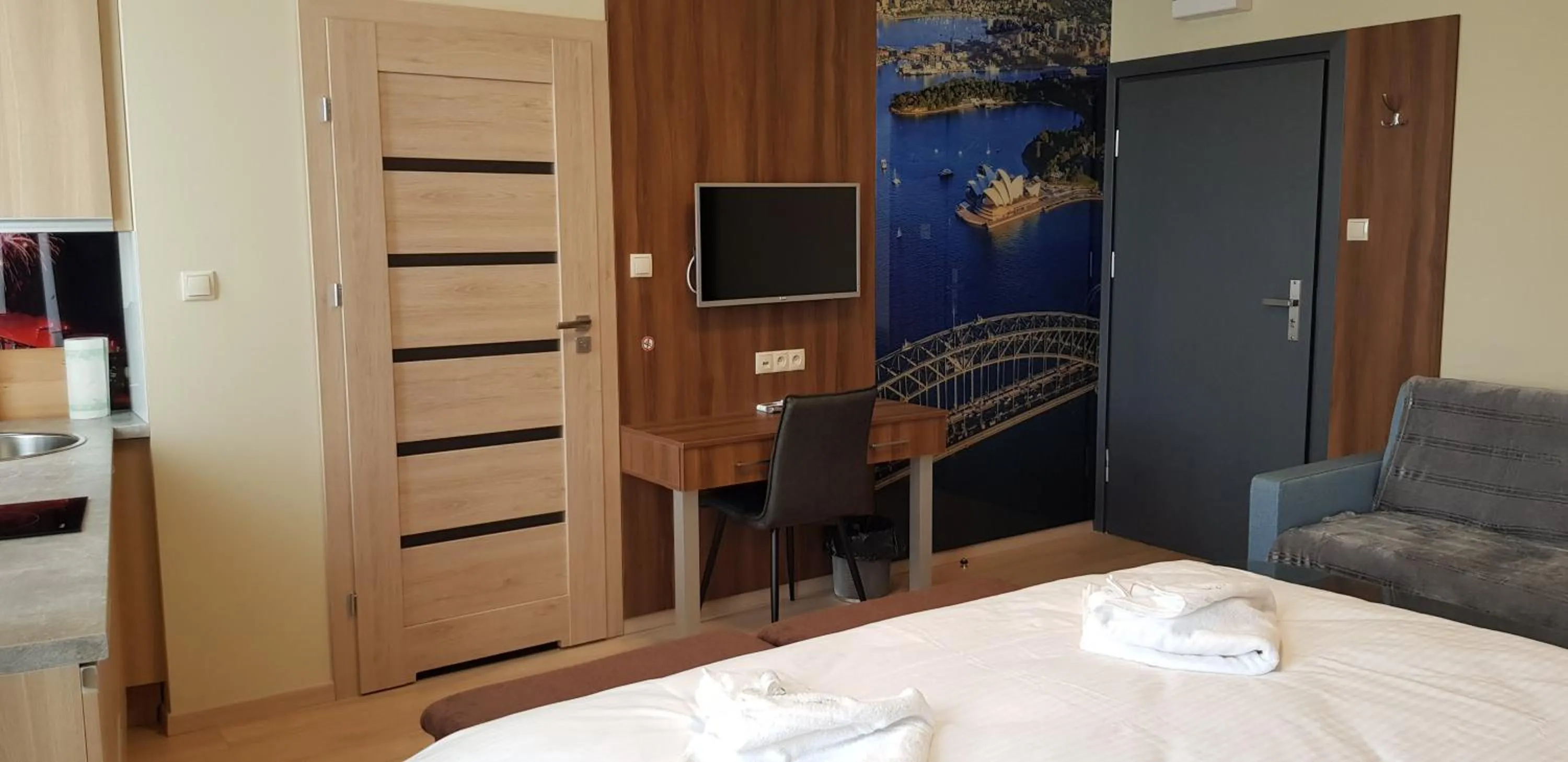 Communal lounge/ TV room, Bed in Metropolis Apartamenty Centrum