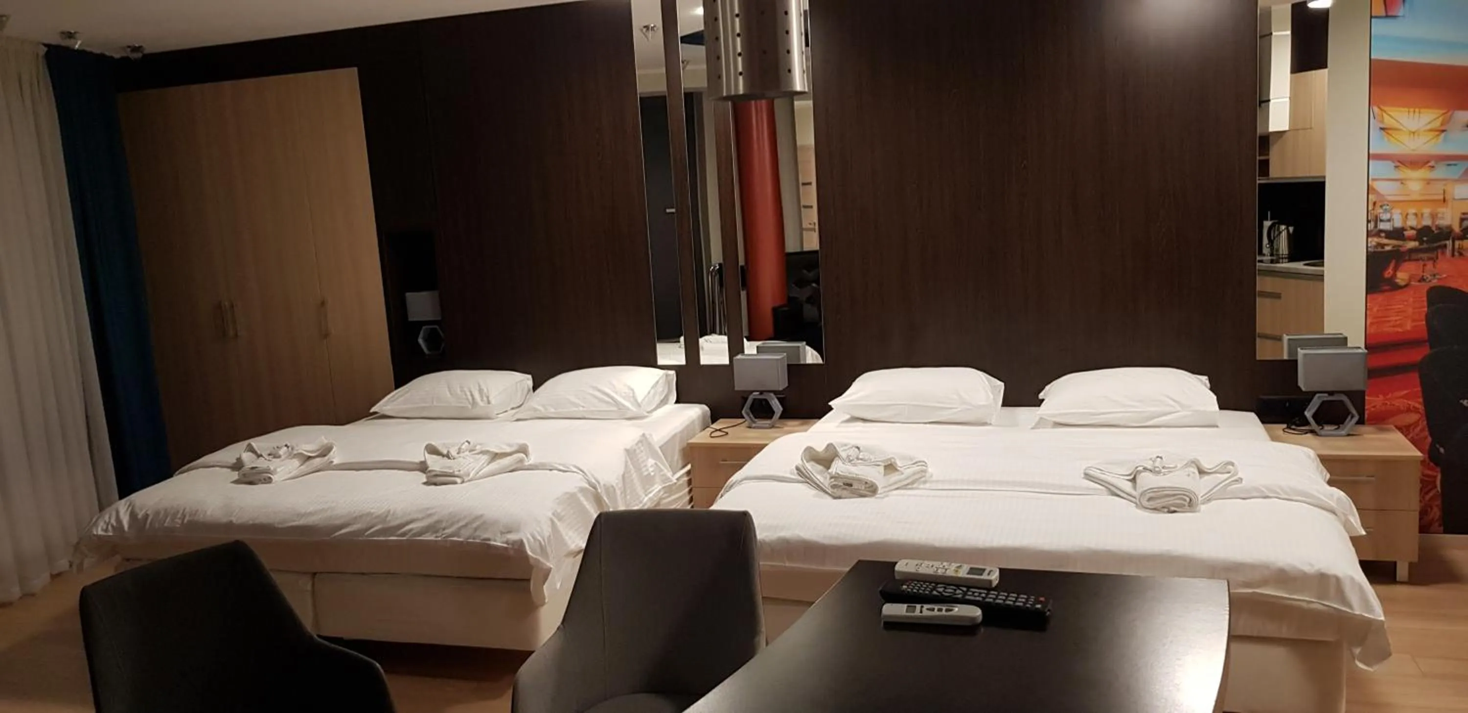 Bed in Metropolis Apartamenty Centrum