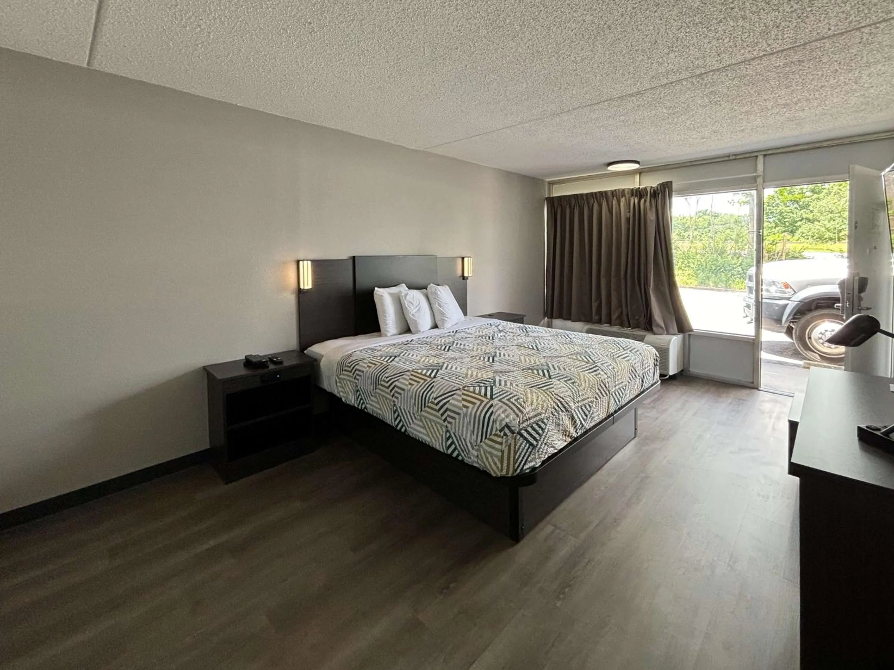 Bedroom, Bed in Motel 6 Richmond, KY EKU Campus Area