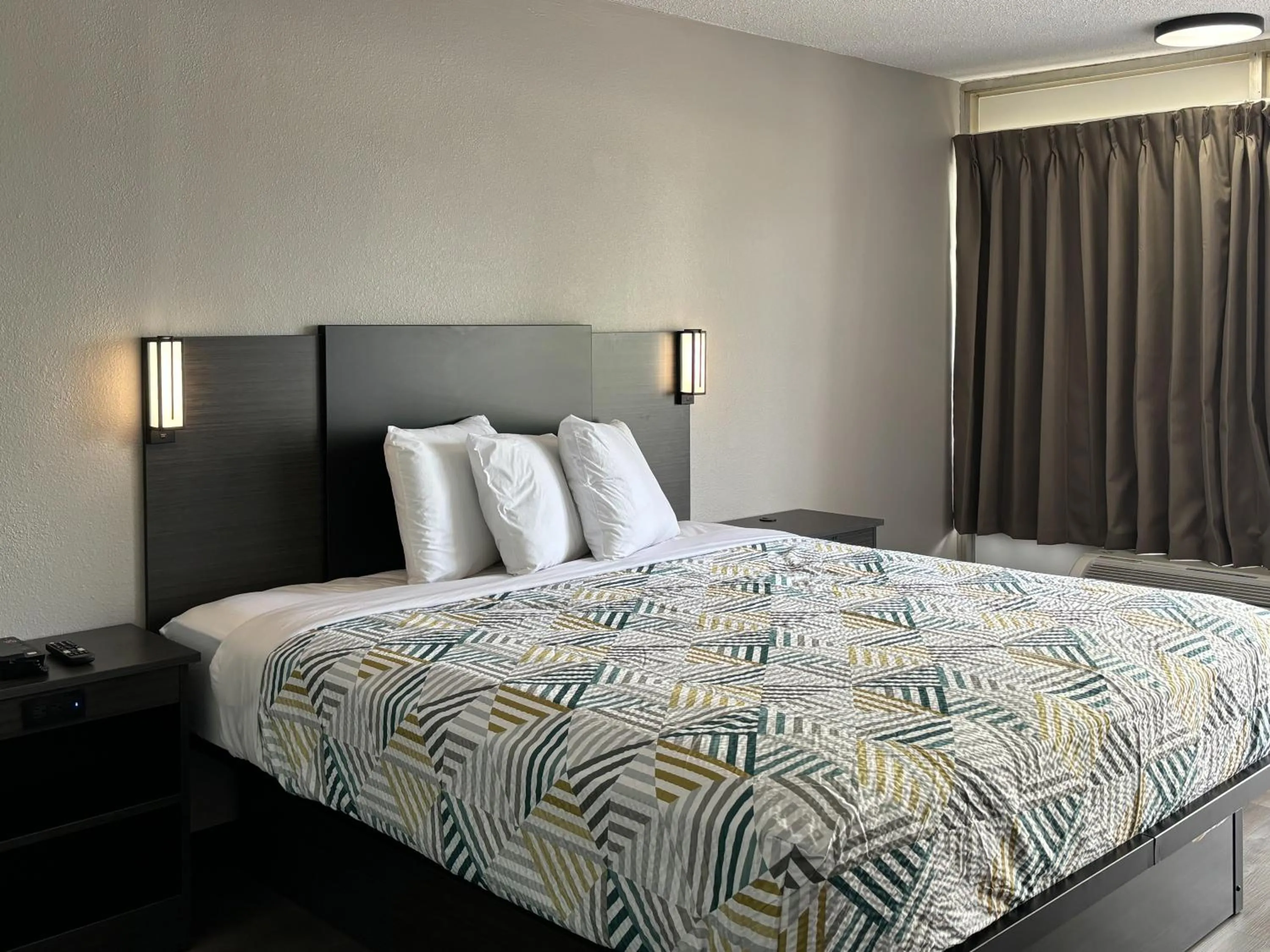 Bedroom, Bed in Motel 6 Richmond, KY EKU Campus Area