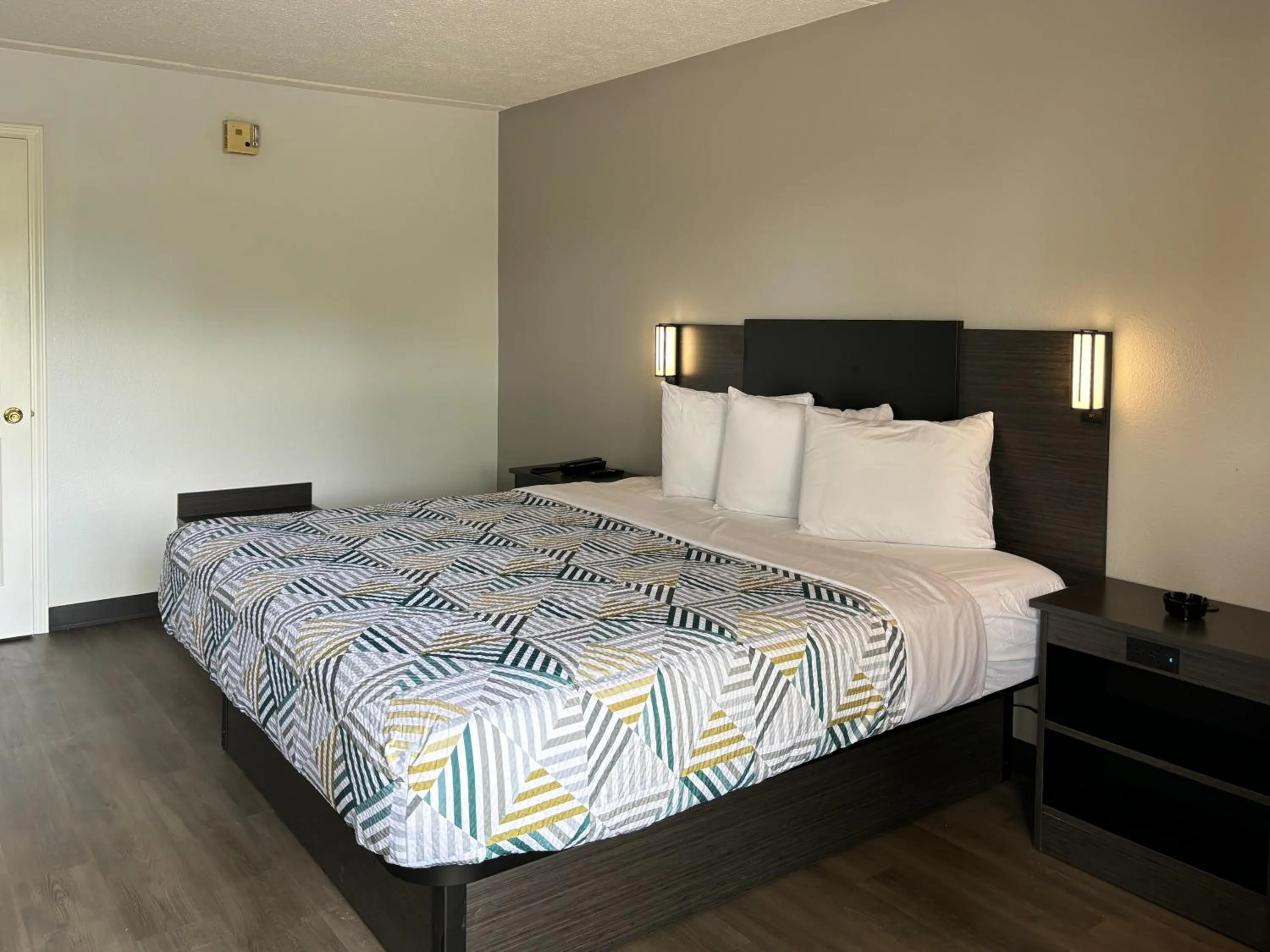 Bedroom, Bed in Motel 6 Richmond, KY EKU Campus Area