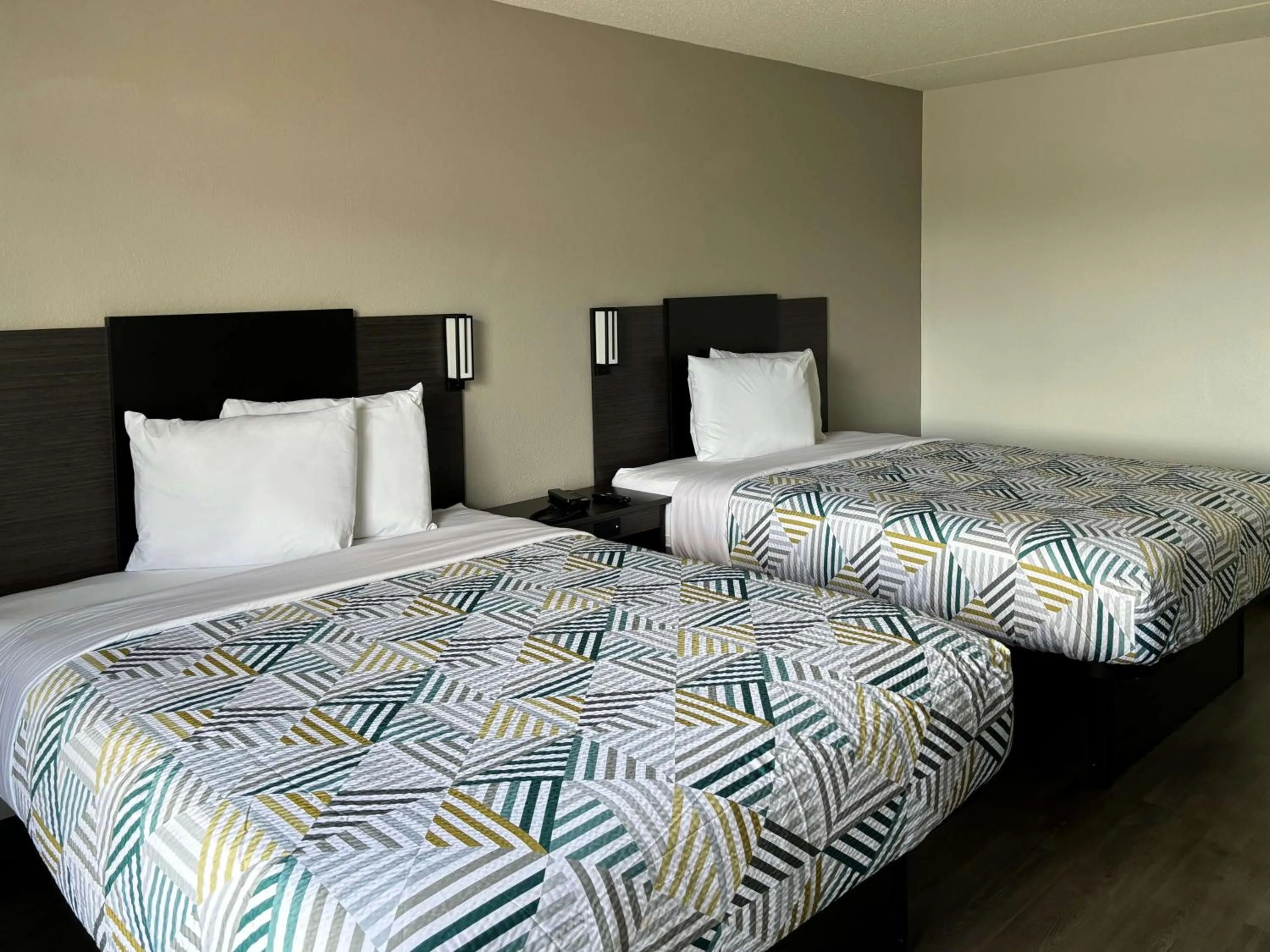 Bedroom, Bed in Motel 6 Richmond, KY EKU Campus Area