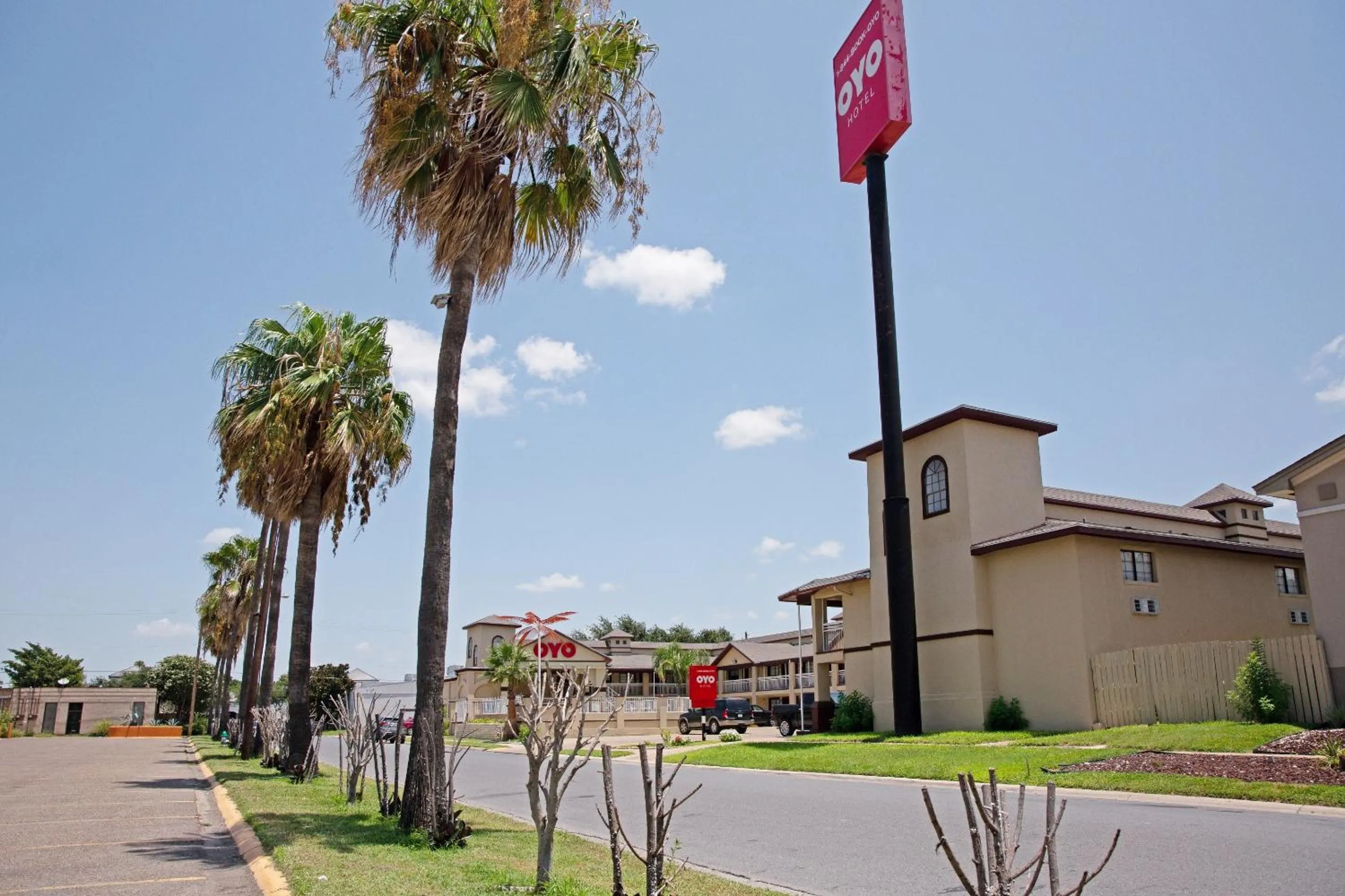 Facade/entrance in OYO Hotel McAllen Airport South