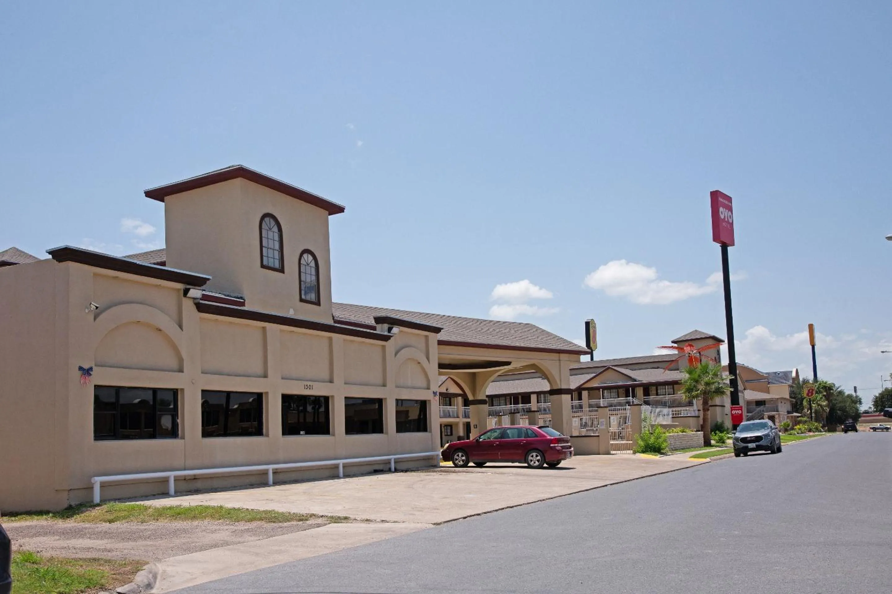 Facade/entrance in OYO Hotel McAllen Airport South