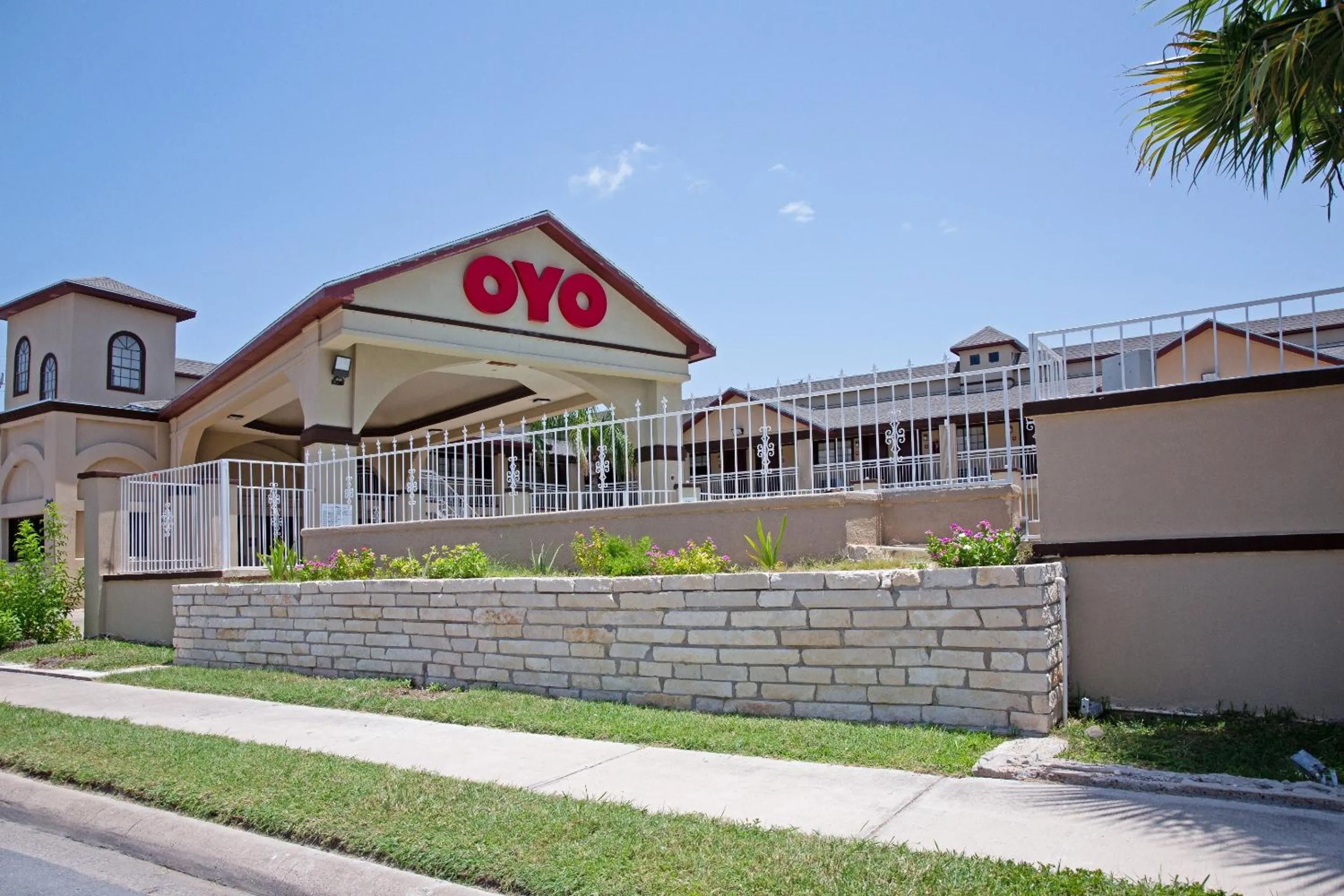 Facade/entrance in OYO Hotel McAllen Airport South