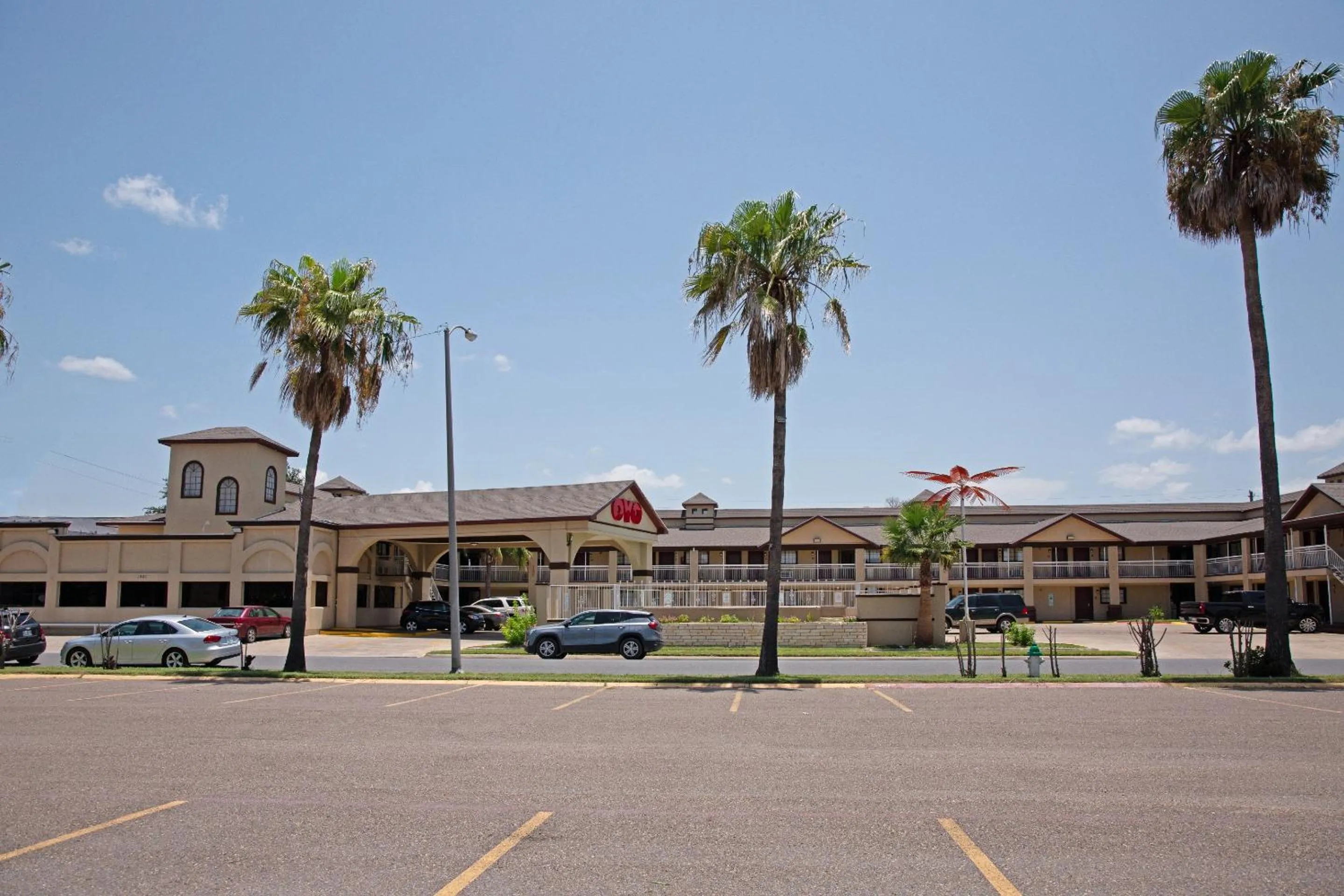 Facade/entrance in OYO Hotel McAllen Airport South