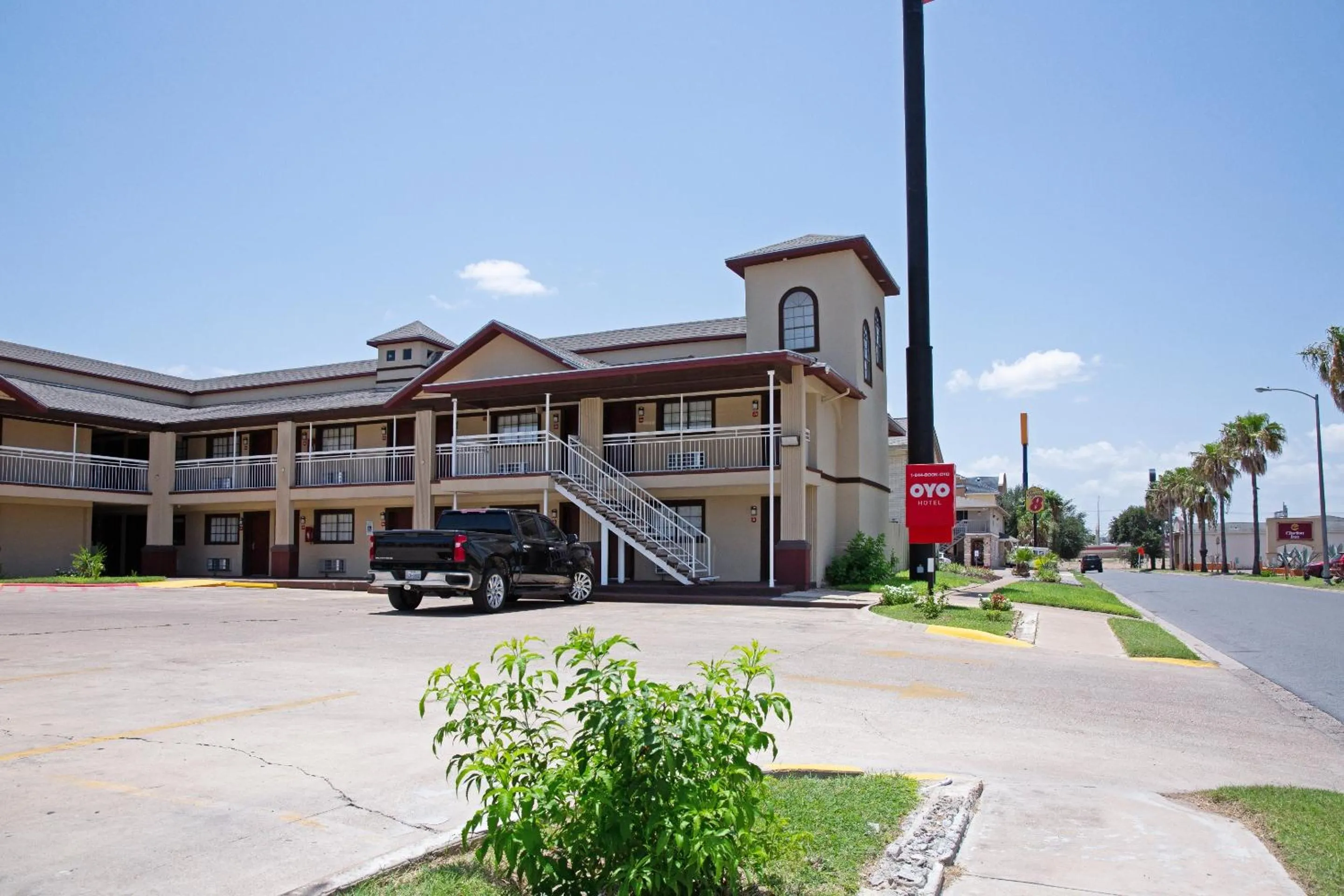 Facade/entrance in OYO Hotel McAllen Airport South