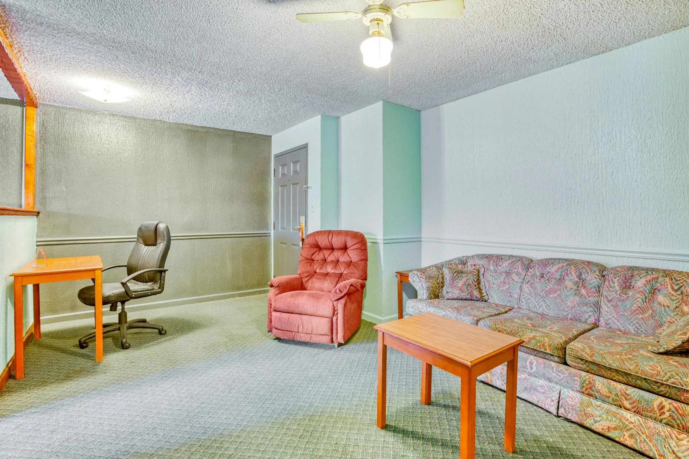 Bedroom in OYO Townhouse Tulsa Woodland Hills