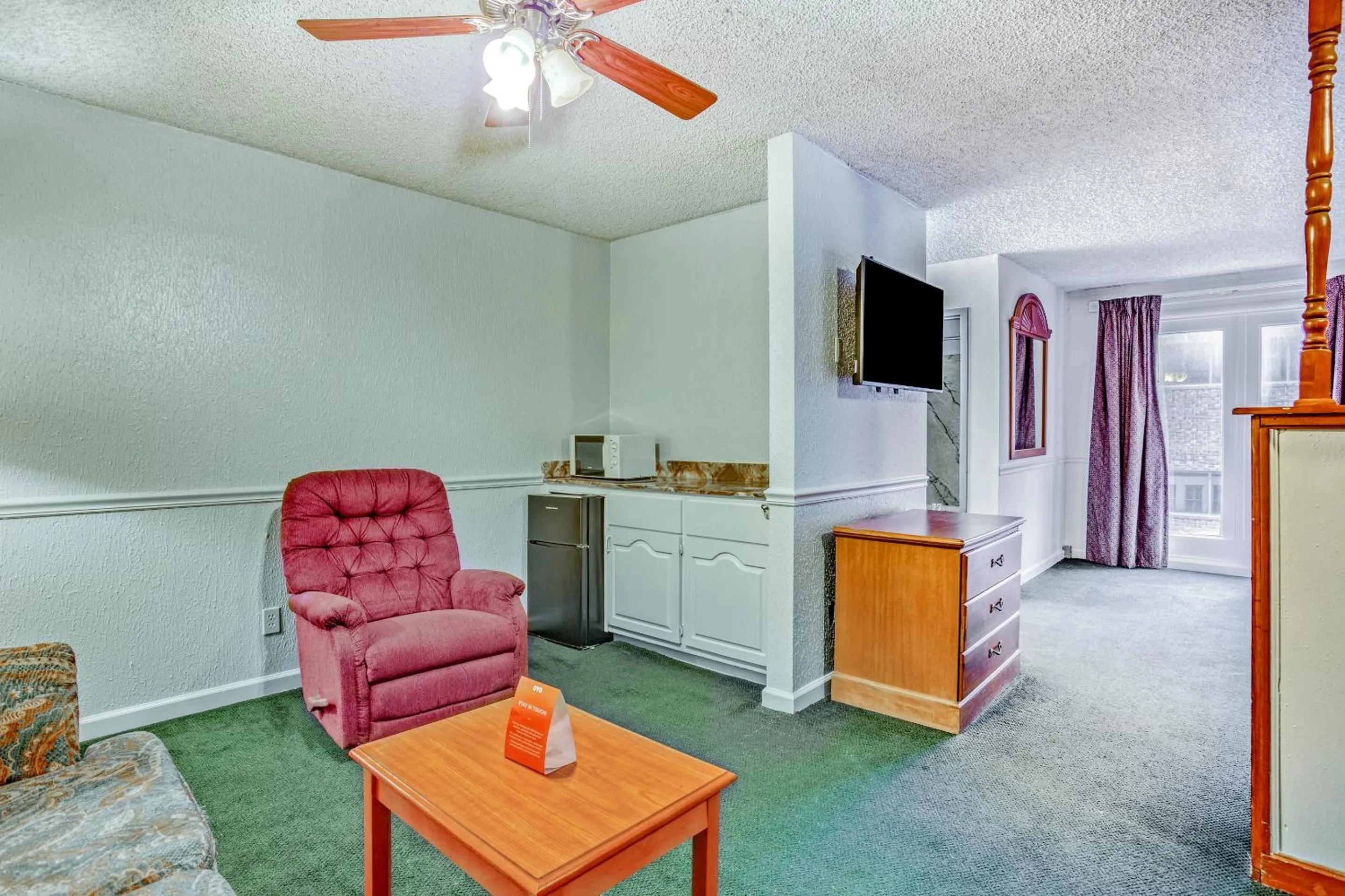 Bedroom in OYO Townhouse Tulsa Woodland Hills