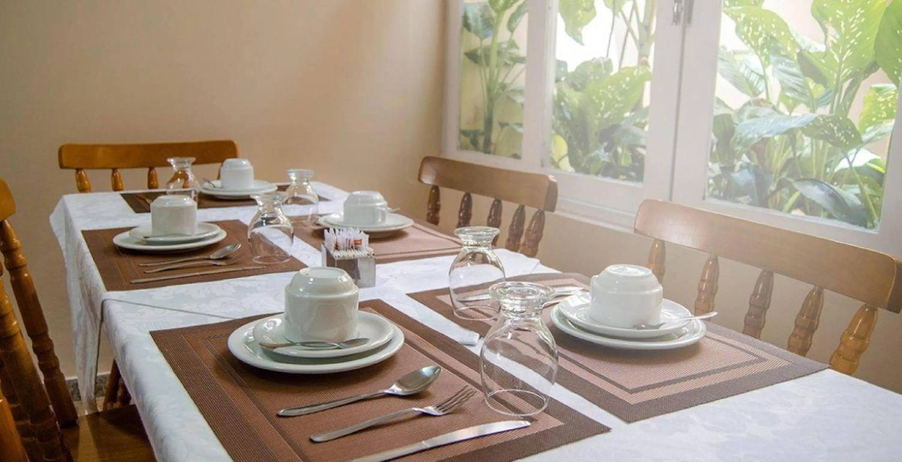 Restaurant/places to eat in Antico Plaza Hotel