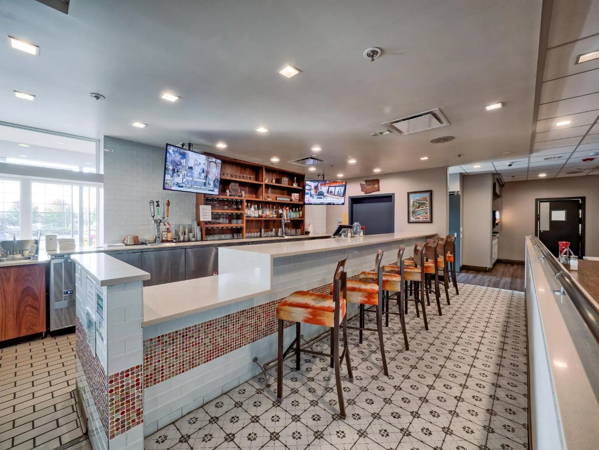 Lounge or bar in Holiday Inn Tacoma Mall by IHG